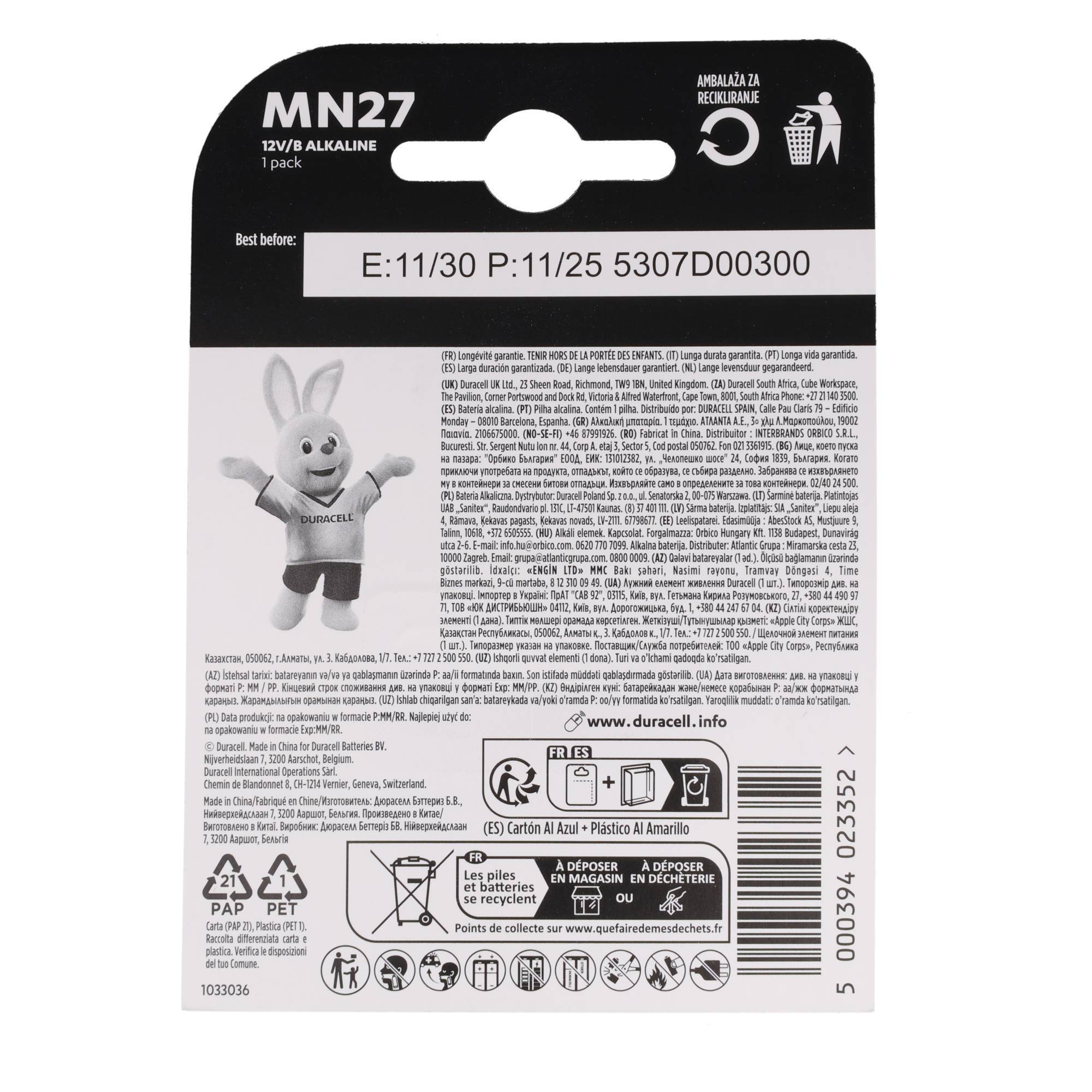 Duracell MN27 12V-Alkalibatterie-Paket mit zweisprachigen Recycling- und Entsorgungsanweisungen, Verfalls-/Datumscode, Barcode und Duracell-Hasen-Bild.