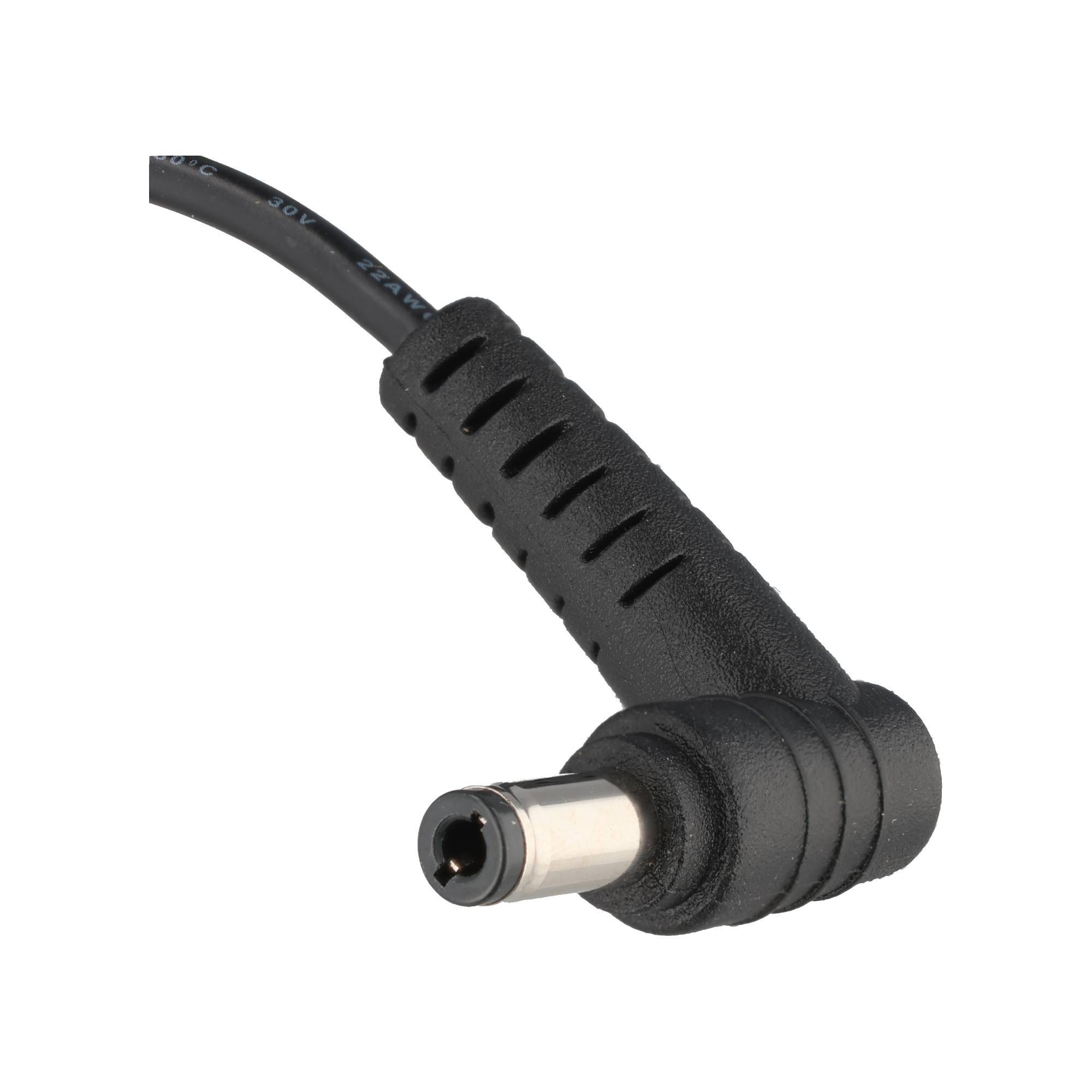 Nahaufnahme eines schwarzen rechtwinkligen DC-Steckerverbinders, der an einem Kabel auf weißem Hintergrund befestigt ist.