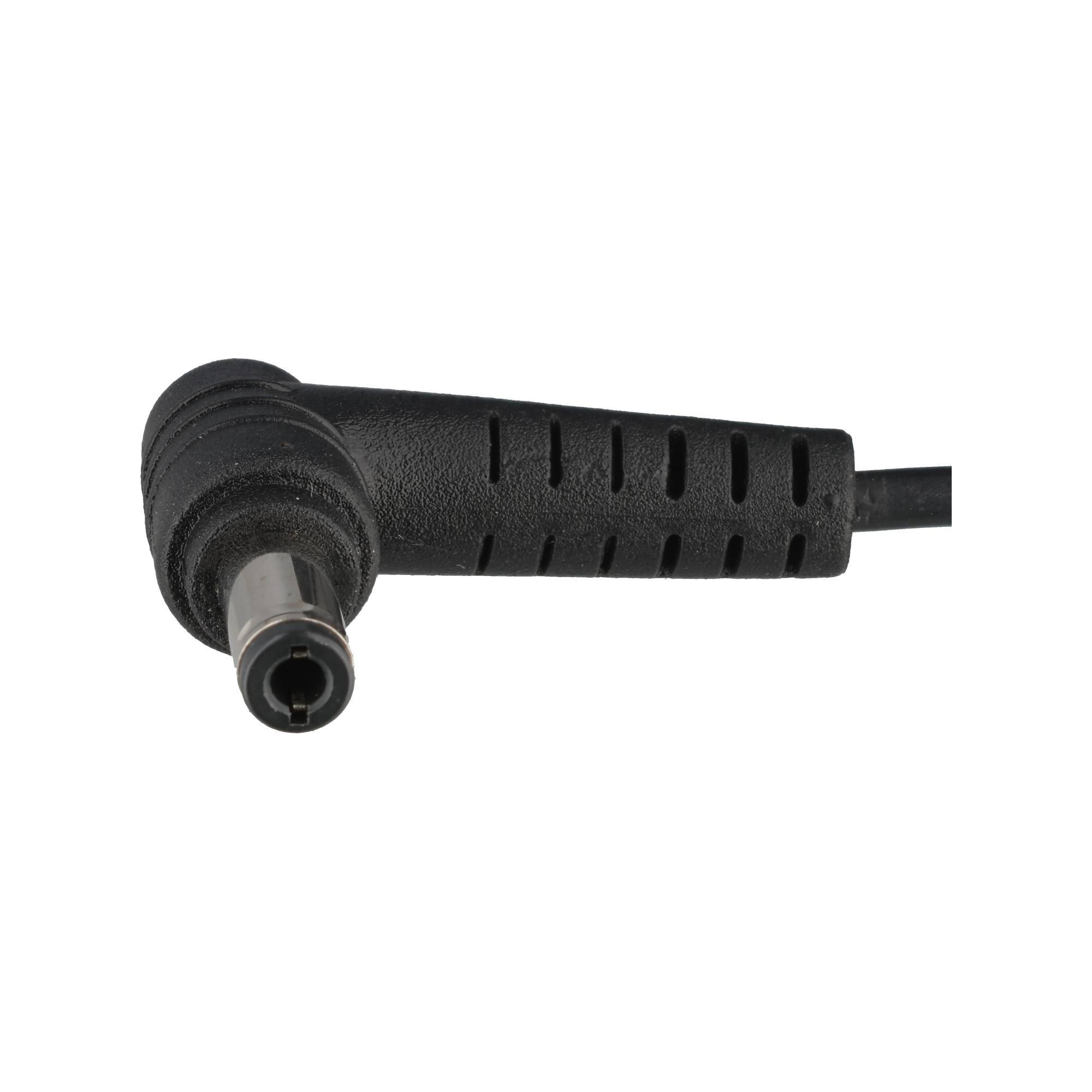 Stecker mit rechtem Winkel für Stromversorgung in Schwarz mit angeschlossenem Kabel auf weißem Hintergrund.