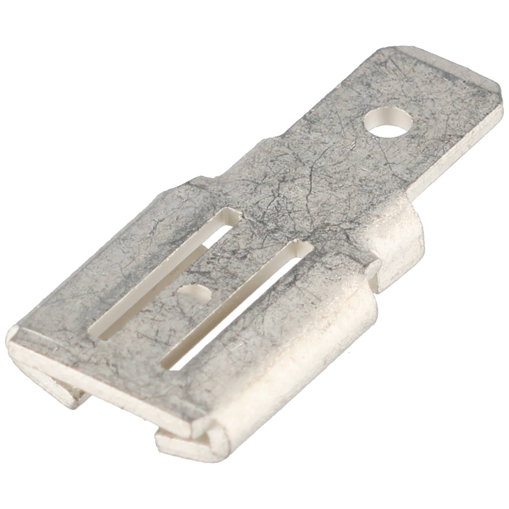 Metallische elektrische Anschlussklemme mit rechteckigem Schlitzloch und rundem Befestigungsloch, gezeigt auf weißem Hintergrund.