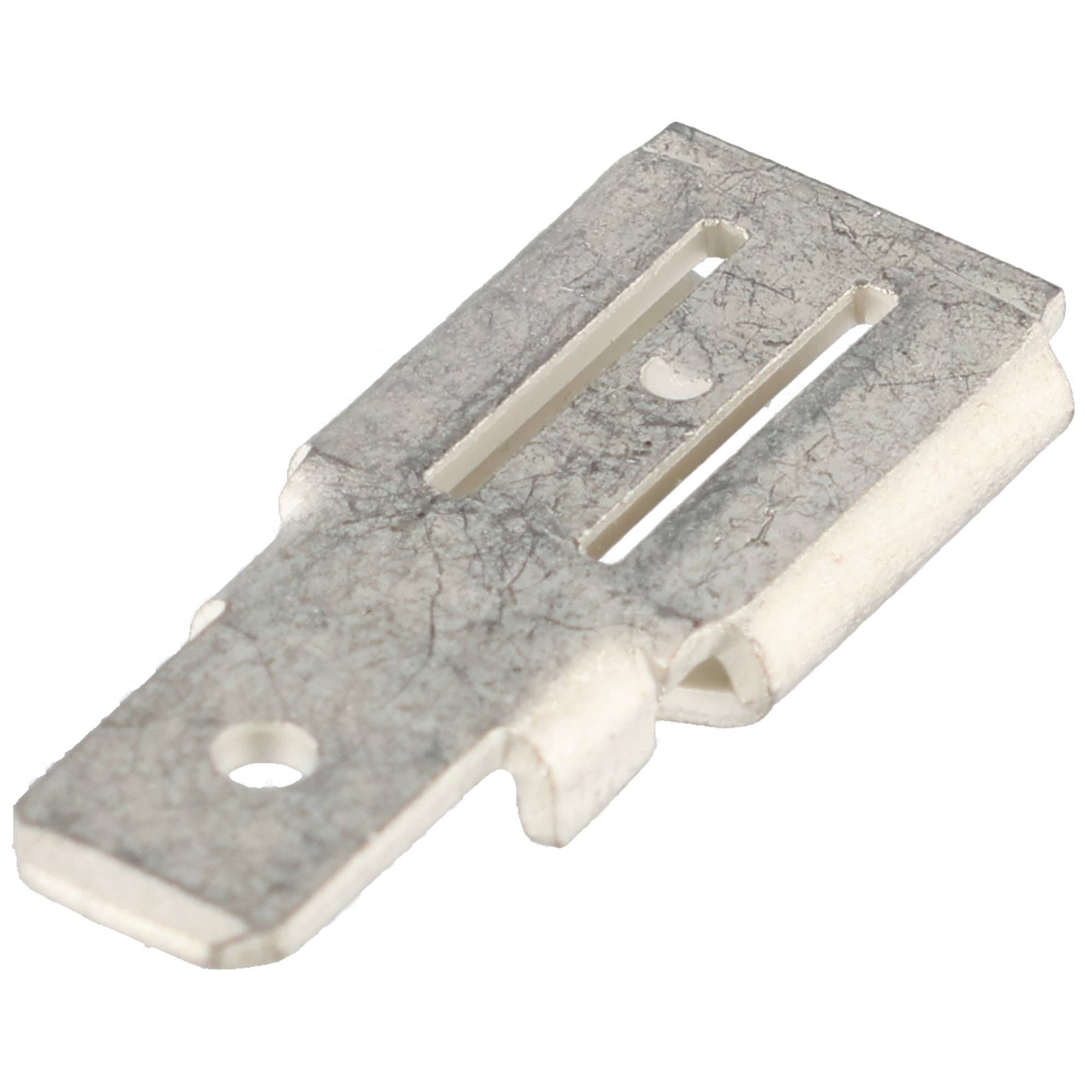 Metallischer elektrischer Steckverbinder mit zwei Schlitzen und einem Befestigungsloch, dargestellt auf weißem Hintergrund.