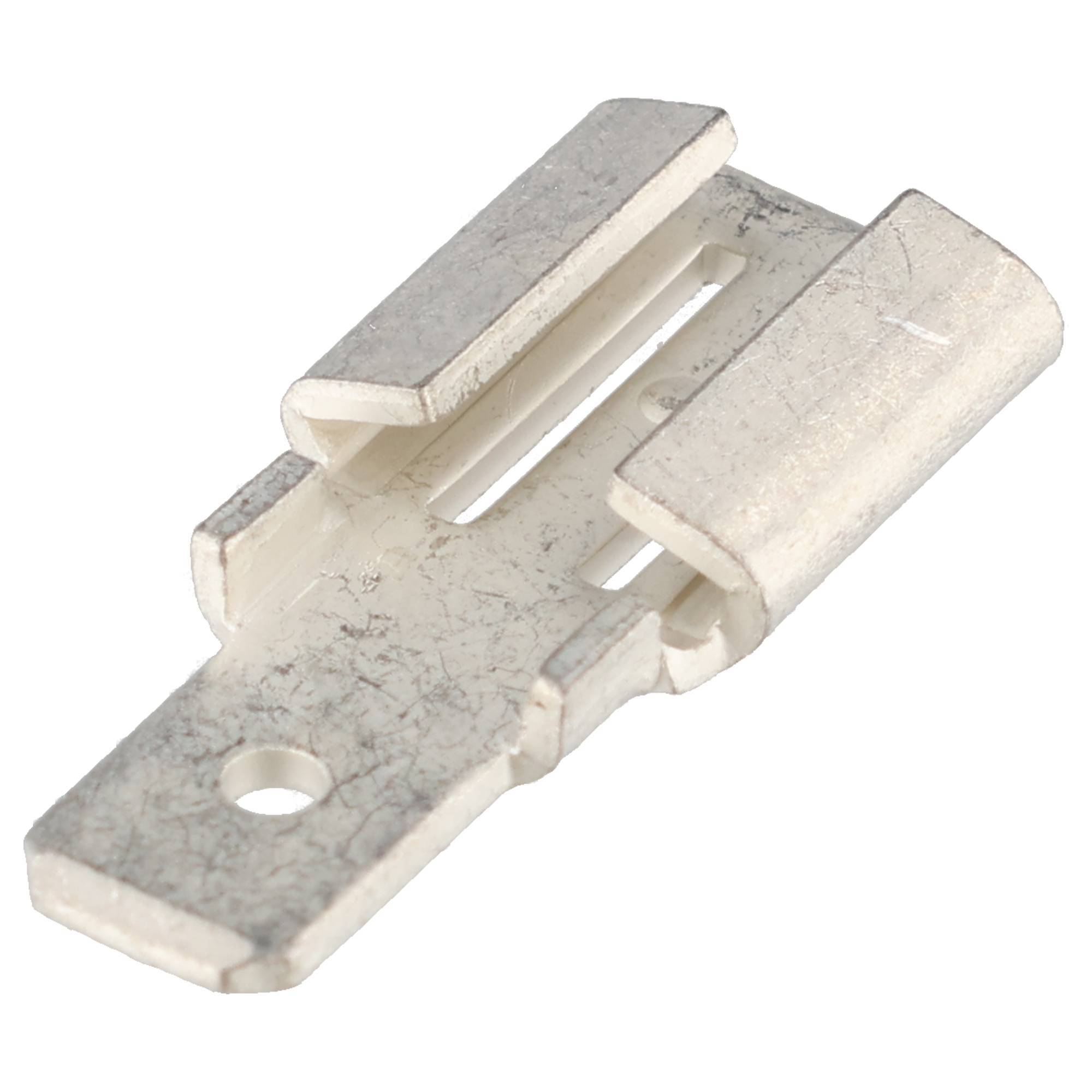 Weißer isolierter Metall-Elektrokrimpterminal mit Befestigungsloch, dargestellt auf einfachem Hintergrund.