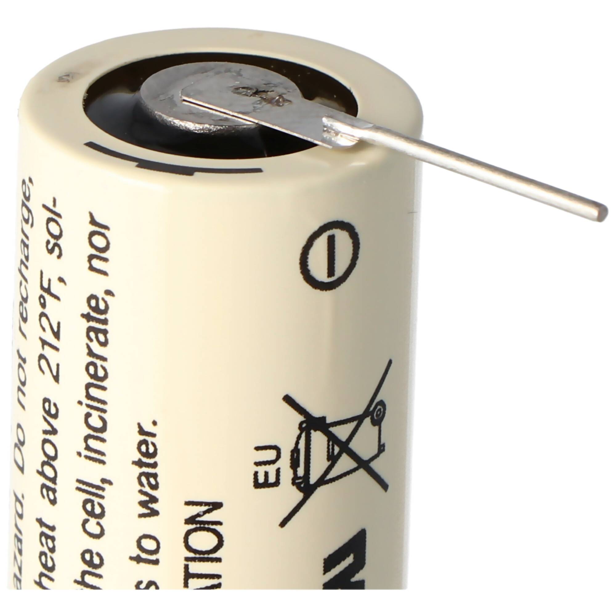 Nahaufnahme einer zylindrischen Batterie mit einem Metallanschluss und aufgedruckten Sicherheits-/Recycling-Symbolen sowie Warntext.