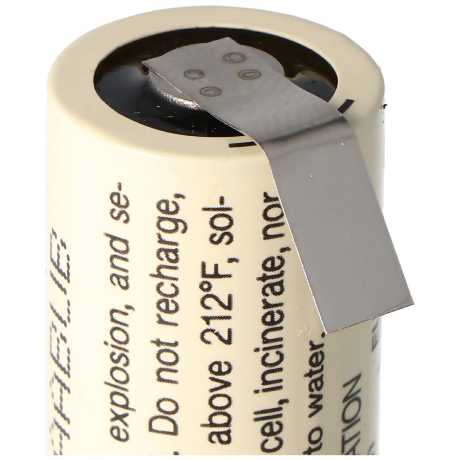 Eine zylindrische Batterie mit einem Metallstreifen, der oben angebracht ist, in Nahaufnahme mit gedrucktem Warntext auf dem Etikett gezeigt.