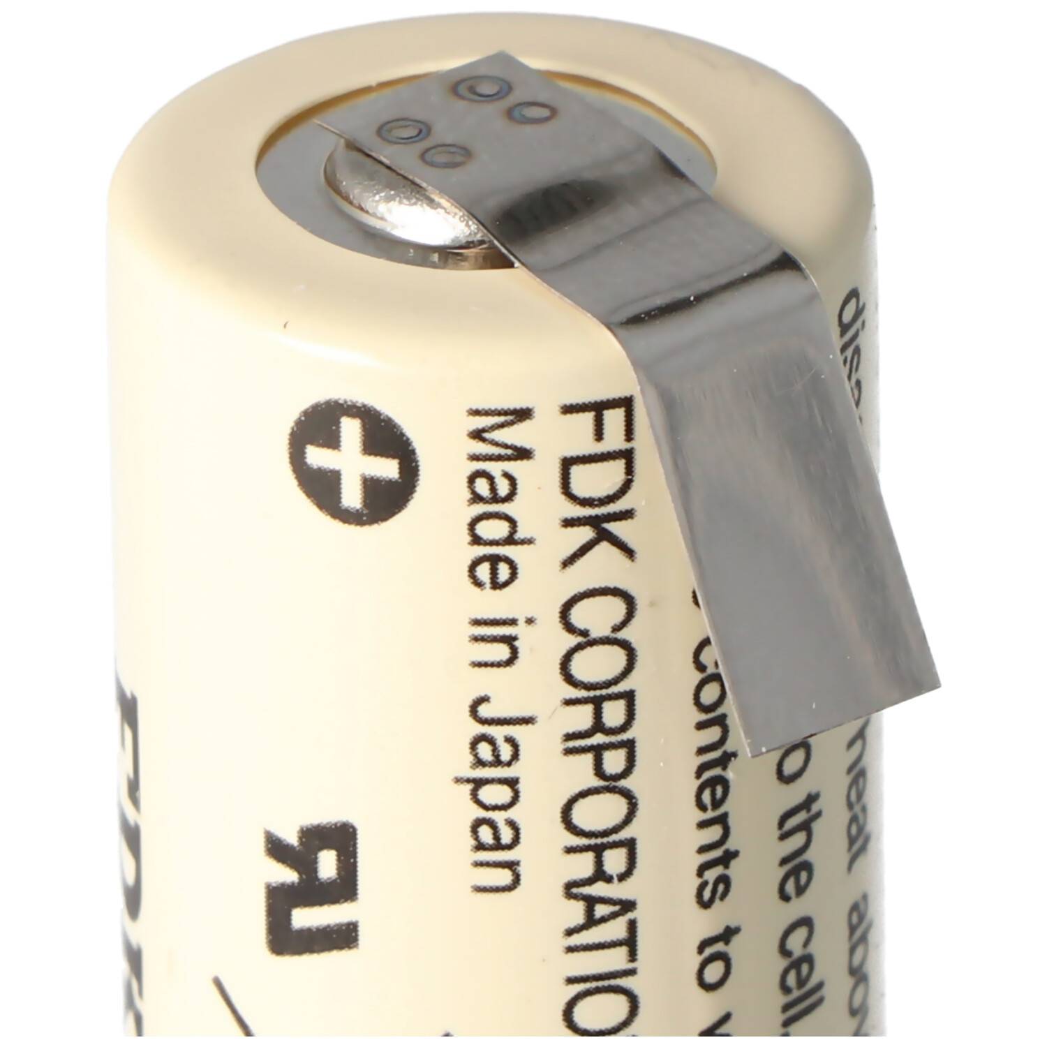 Nahaufnahme einer zylindrischen Batterie mit angebrachtem Metallstreifen, die gedruckte Texte 'FDK CORPORATION' und 'Made in Japan' zeigt.