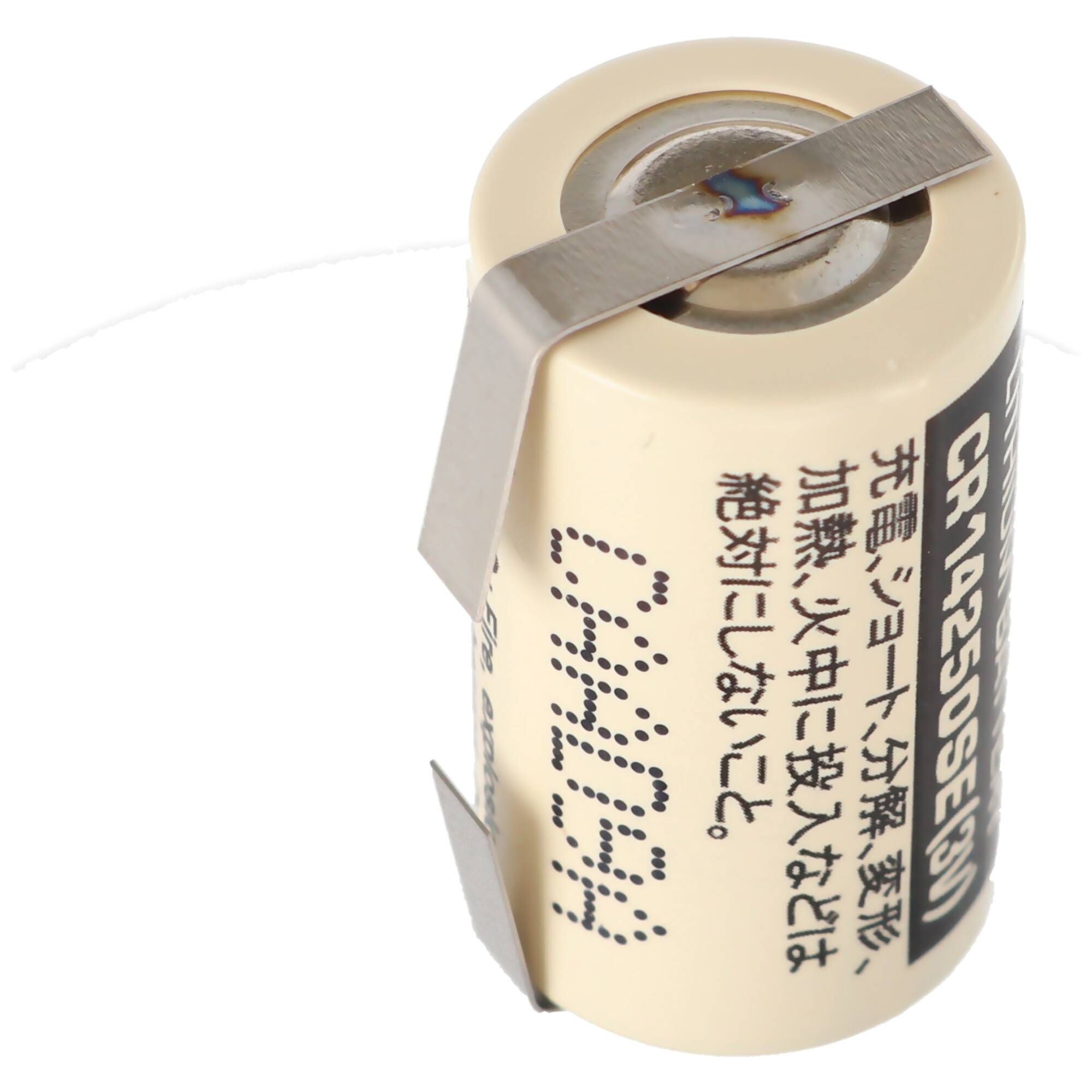 Zylindrische CR123A-Batterie mit metallischem Halteriemen, isoliert auf weißem Hintergrund mit japanischem Warntext auf dem Etikett dargestellt.