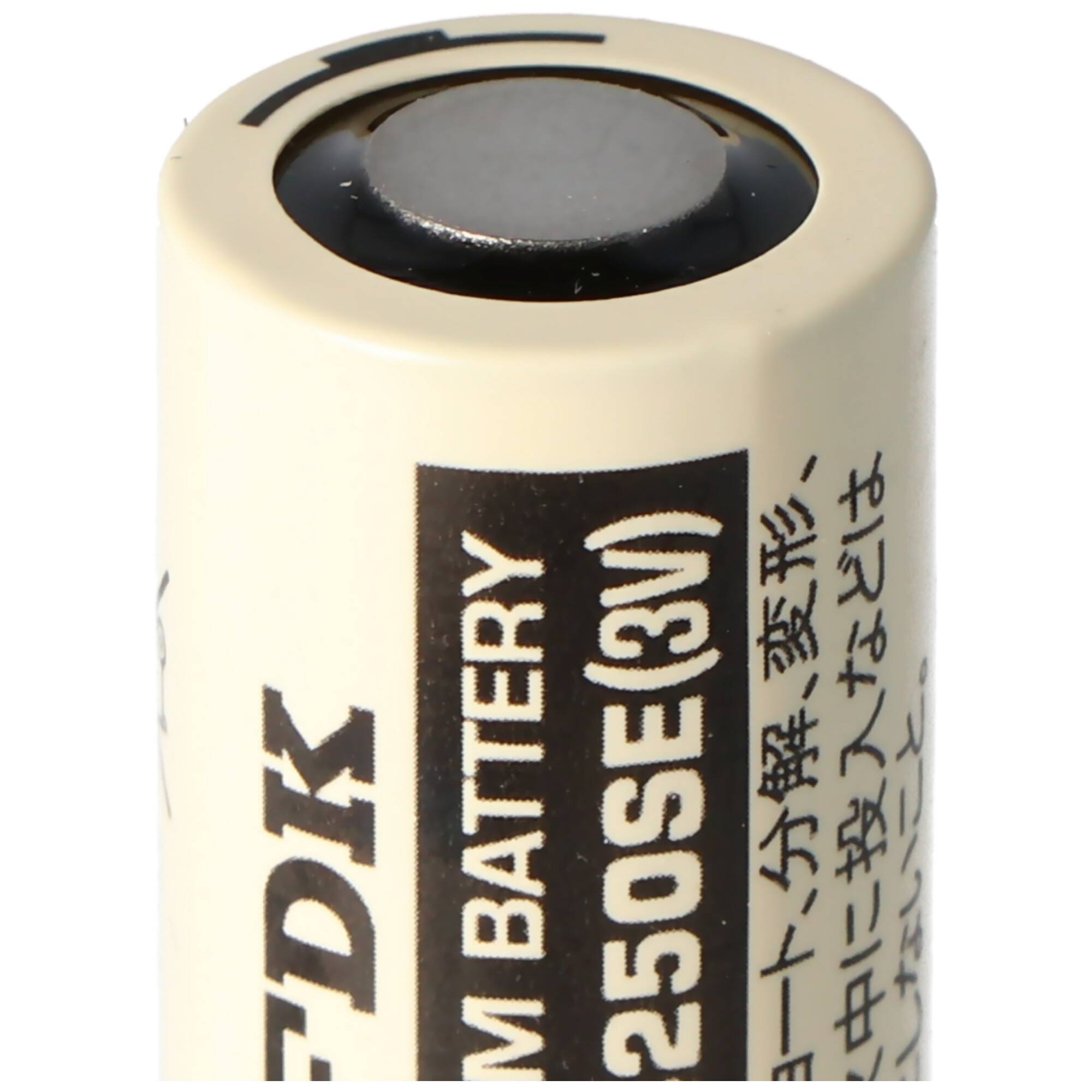 Nahaufnahme einer zylindrischen Batterie mit der Aufschrift 