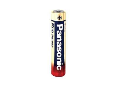 Einzelne Panasonic Pro Power AA-Batterie aufrecht auf weißem Hintergrund stehend.