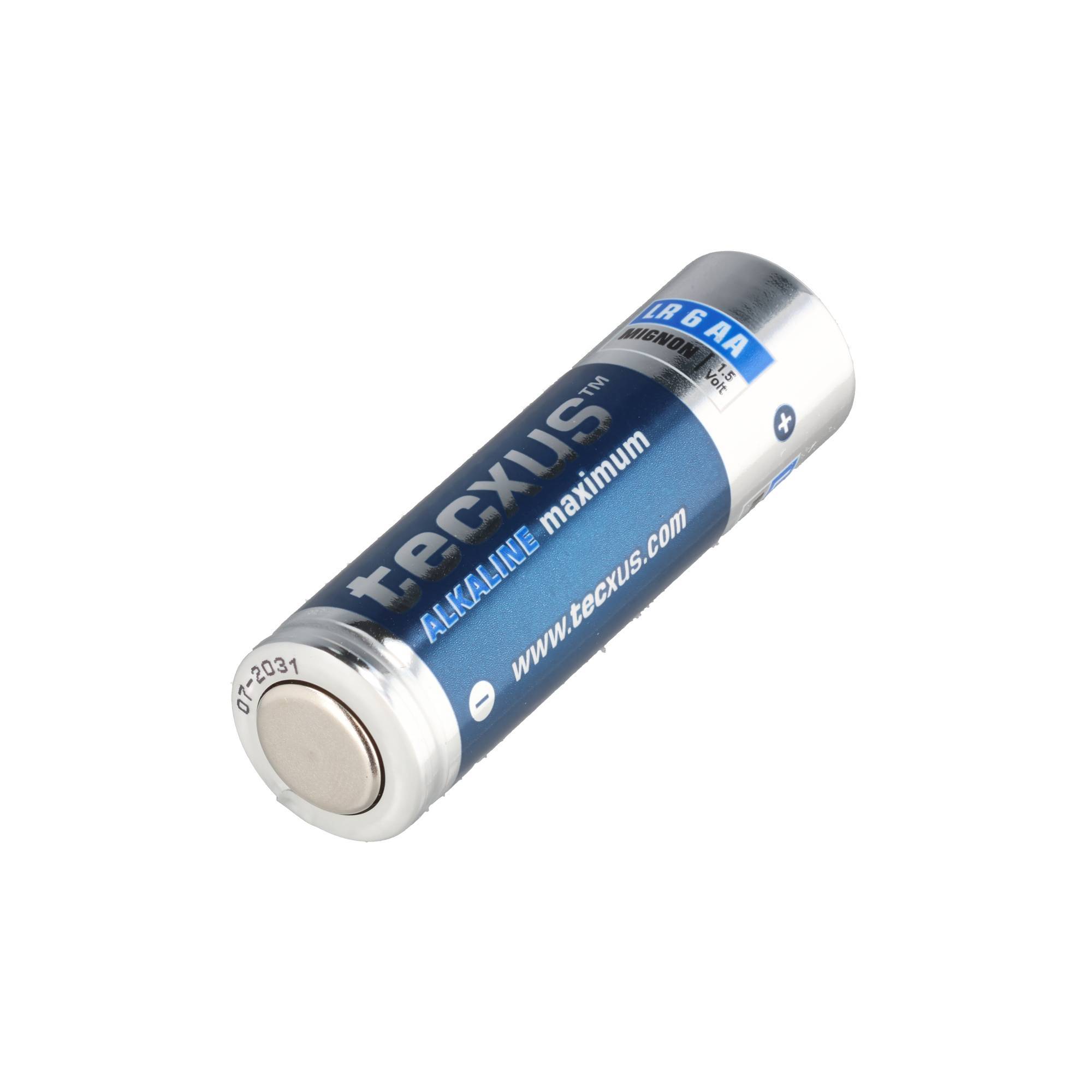 Einzelne Tenergy Tecxus LR6 AA-Alkali-Batterie auf weißem Hintergrund, diagonal dargestellt mit sichtbaren positiven und negativen Polen.