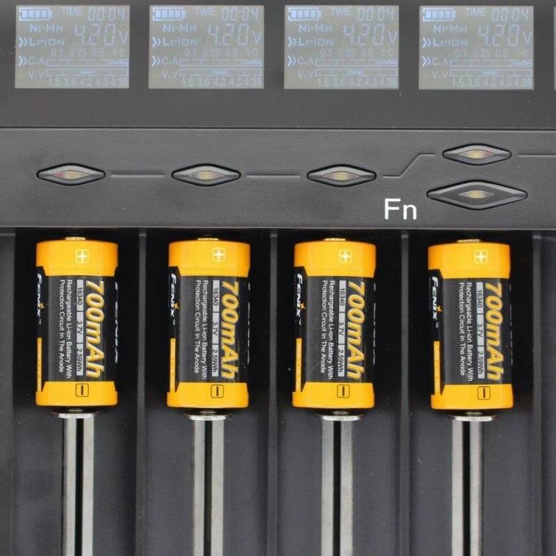 8fach Schnell-Ladegerät und 8 Stück CR123 A Li-Ion Akku mit 3,6V, 3,7 Volt, 850mAh