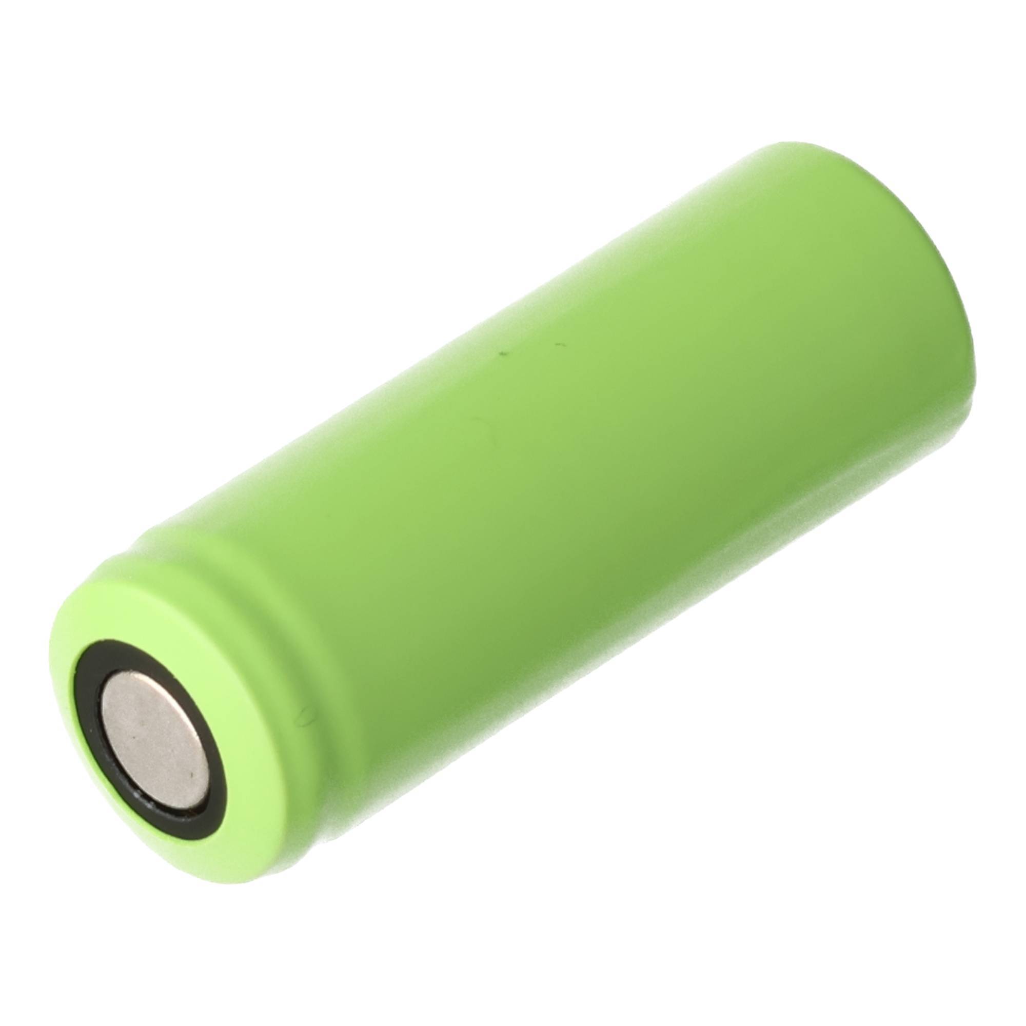 Grüne zylindrische wiederaufladbare Batteriezelle mit sichtbarem Metallkontakt an einem Ende, isoliert auf weißem Hintergrund.