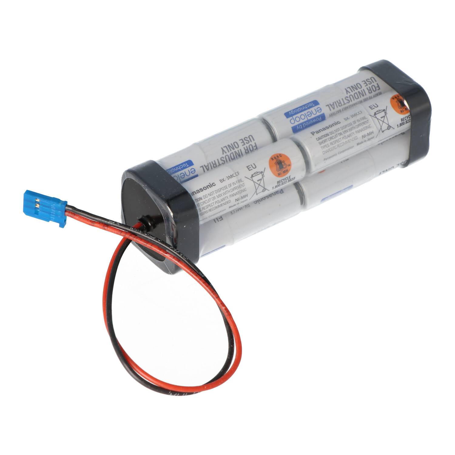 Zylinderförmiges wiederaufladbares Batteriepaket mit blauem Stecker und rot-schwarzen Drähten auf weißem Hintergrund.