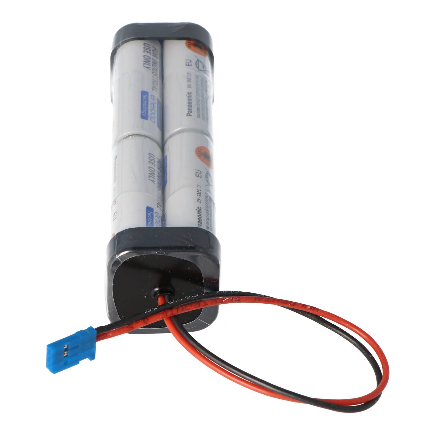 Batteriepack mit vier zylindrischen Zellen in einem schwarzen Halter und angebrachten roten und schwarzen Stromkabeln, die in einen blauen Stecker enden.
