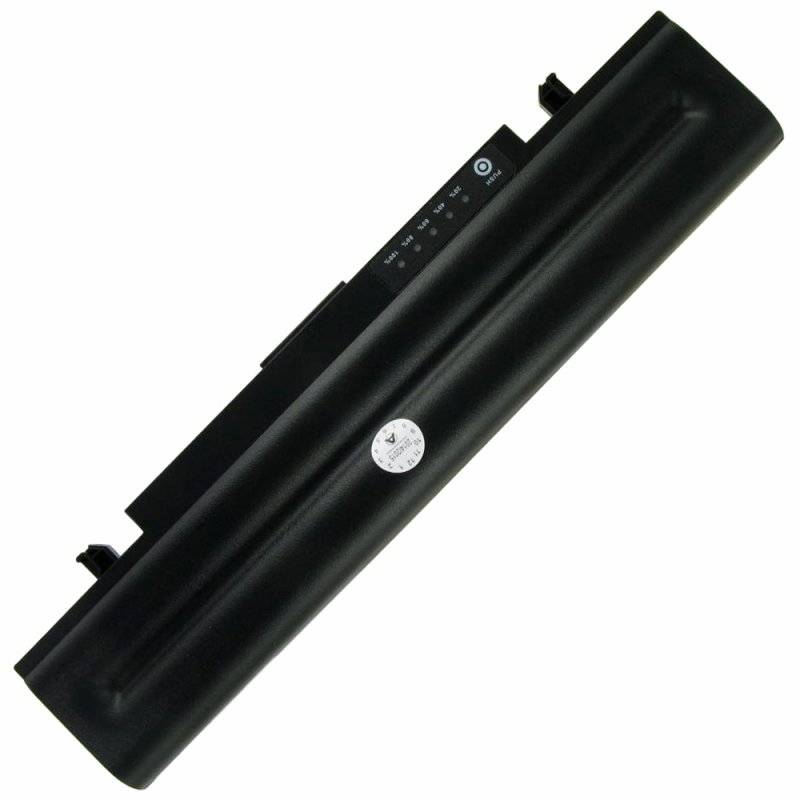 Schwarzes zylindrisches elektronisches Gerät oder Batteriepaket, diagonal auf weißem Hintergrund dargestellt, mit kleinem Bedienfeld und Steckerfahnen.