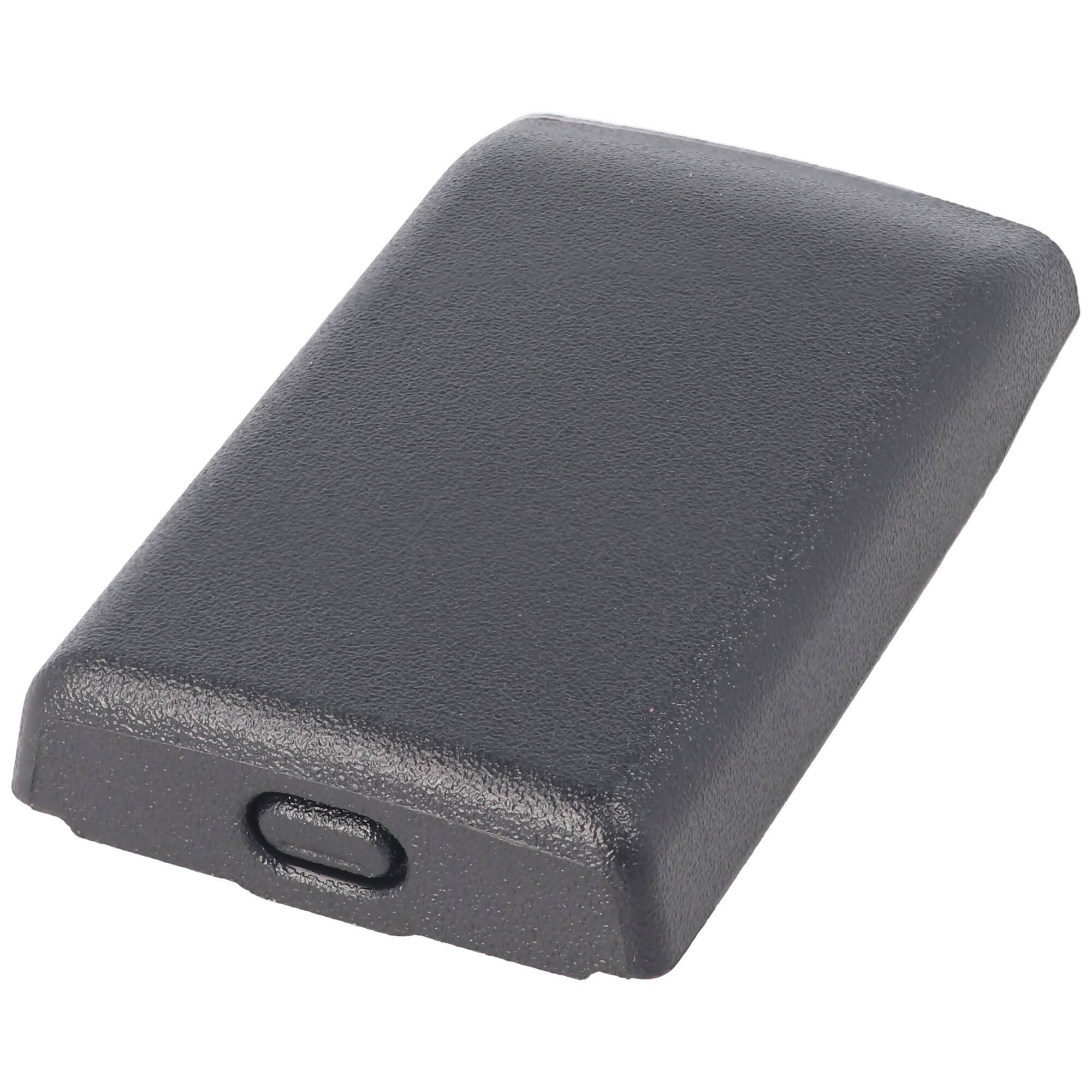 Dunkelgrauer rechteckiger Akku oder Powerbank mit einem kleinen Ladeanschluss an einem Ende, dargestellt auf weißem Hintergrund.