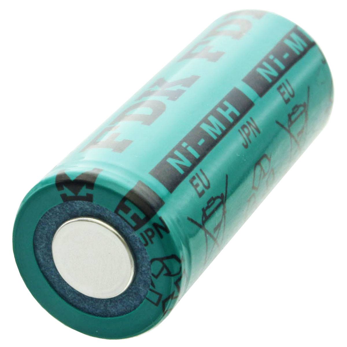 Eine grüne zylindrische Ni-MH-Wiederaufladbare Batterie, die diagonal auf einem weißen Hintergrund liegt.