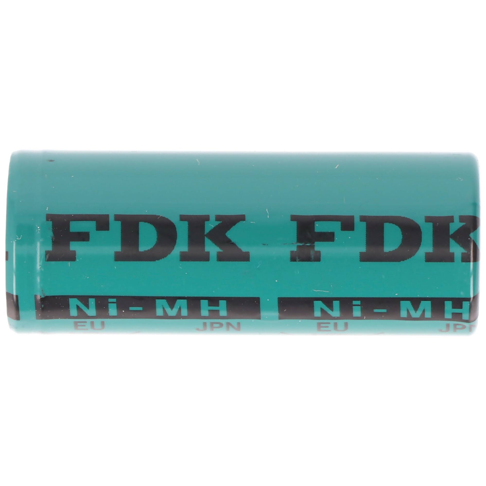 Nahaufnahme einer türkisfarbenen FDK Ni-MH Wiederaufladbaren Batteriezelle mit gedrucktem Branding und Kennzeichnungen.