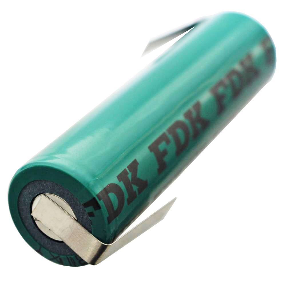 Grüne zylindrische Batteriezelle mit Metalllaschen, beschriftet mit „FDK