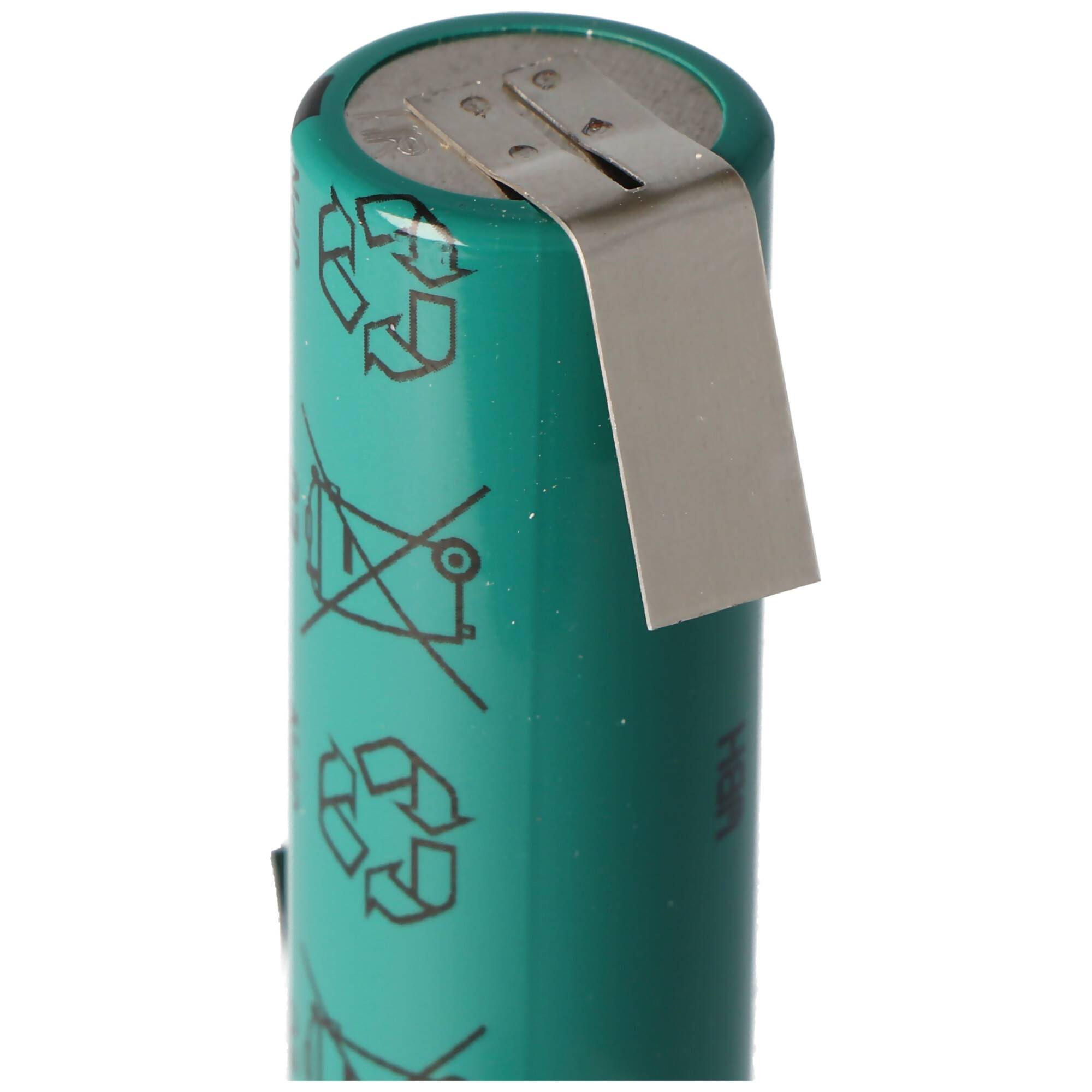 Grüne zylindrische Batteriezelle mit metallischem Anschluss oben und Recycling-/Entsorgungssymbolen auf der Seite.