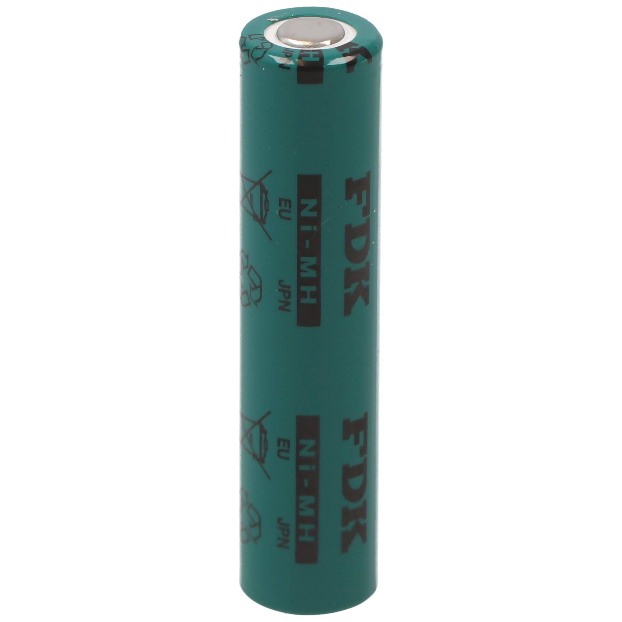 Eine grüne FDK NI-MH wiederaufladbare Batteriezelle, die aufrecht auf weißem Hintergrund steht.