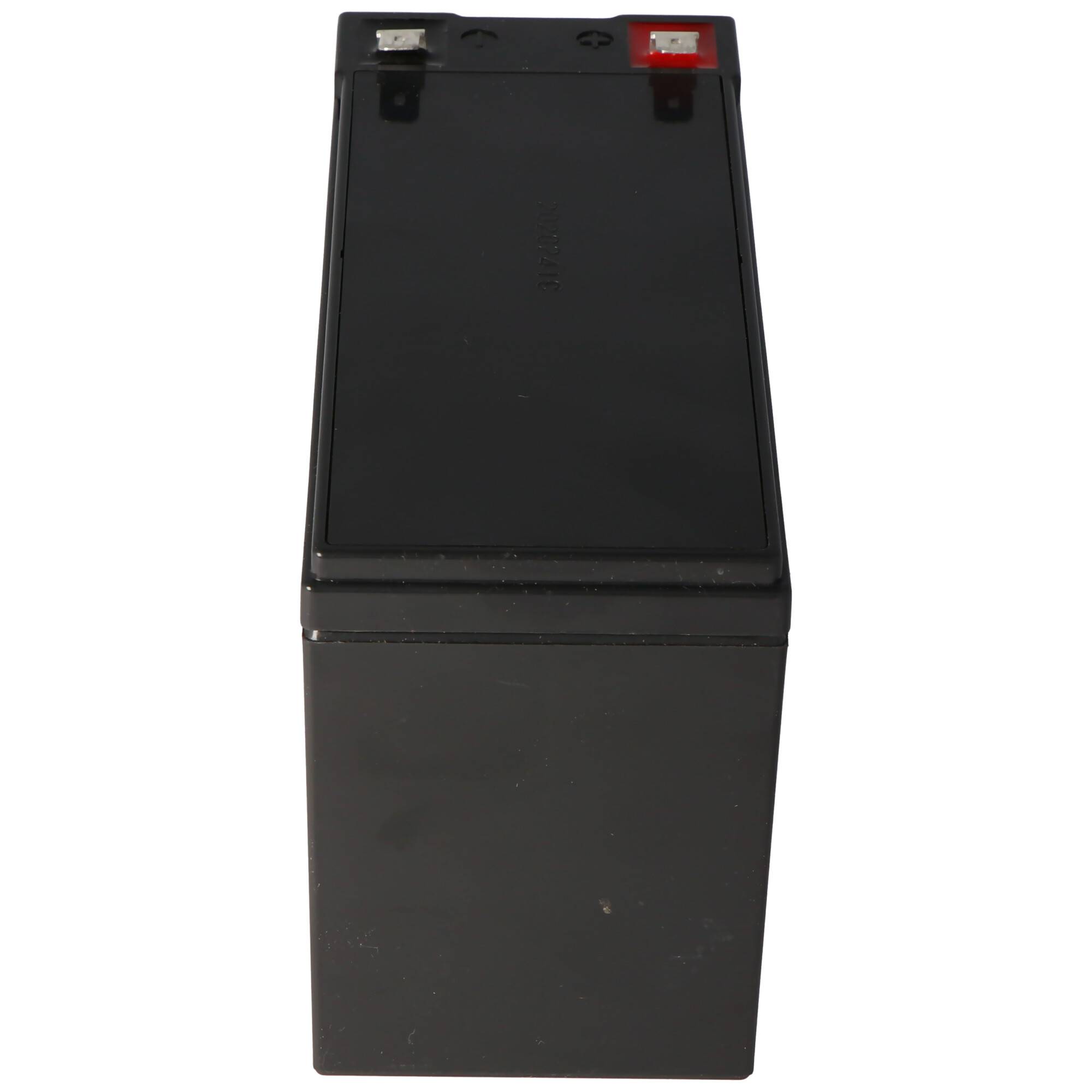 Schwarze rechteckige wiederaufladbare Batterie mit roten und silbernen Anschlüssen oben, vor weißem Hintergrund dargestellt.