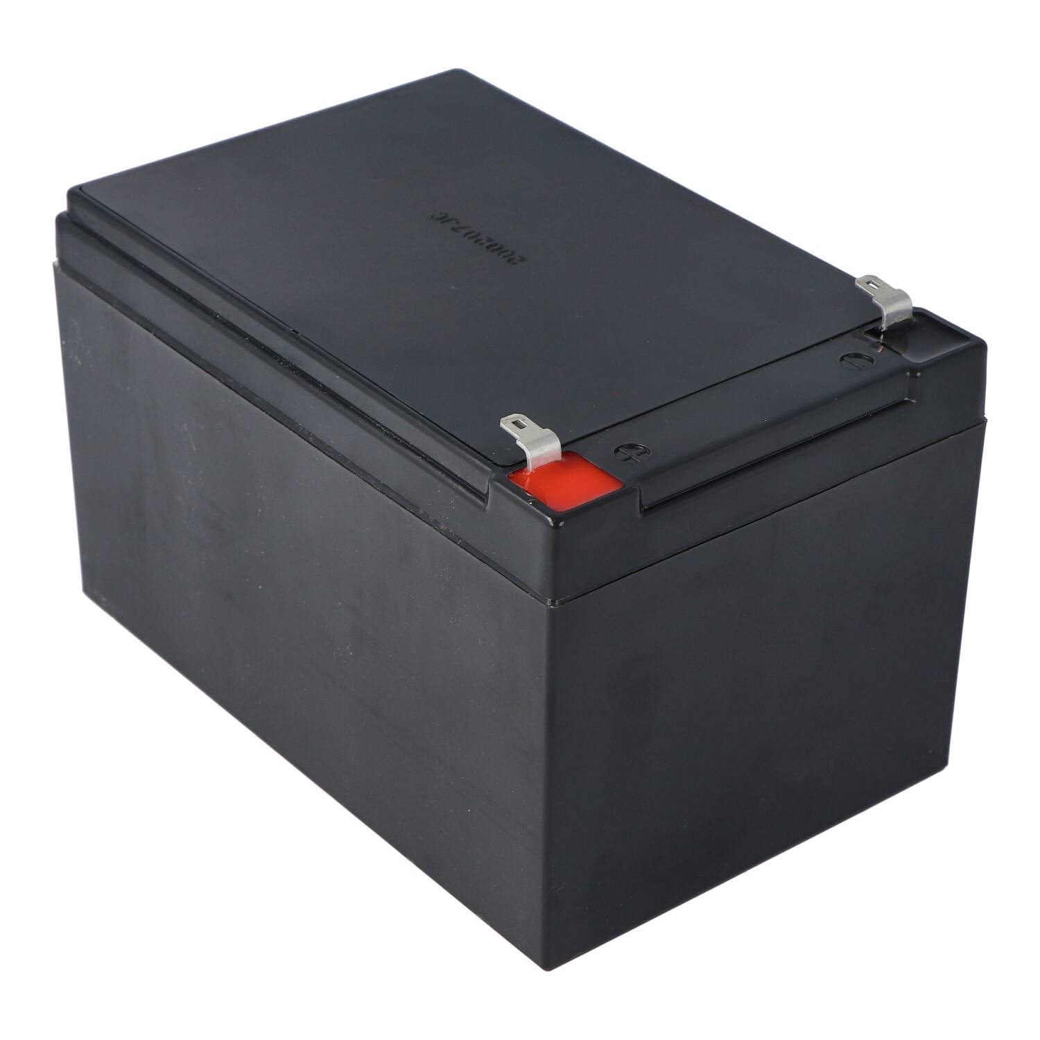 Schwarze rechteckige Batterie mit Anschlüssen oben und roter Pluskappe auf weißem Hintergrund.