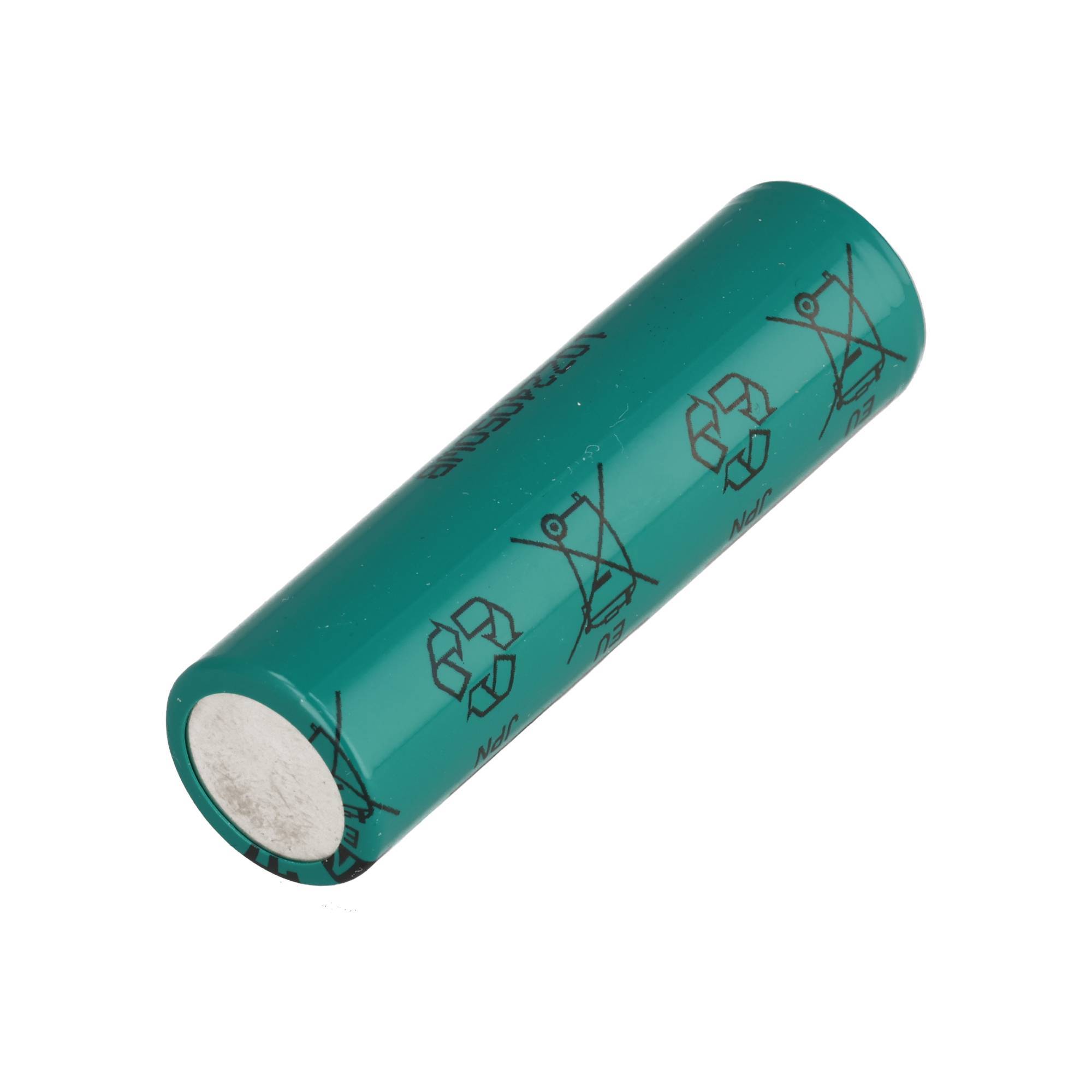 Einzelne grüne zylindrische Batteriezelle mit Recycling-Symbolen auf weißem Hintergrund.