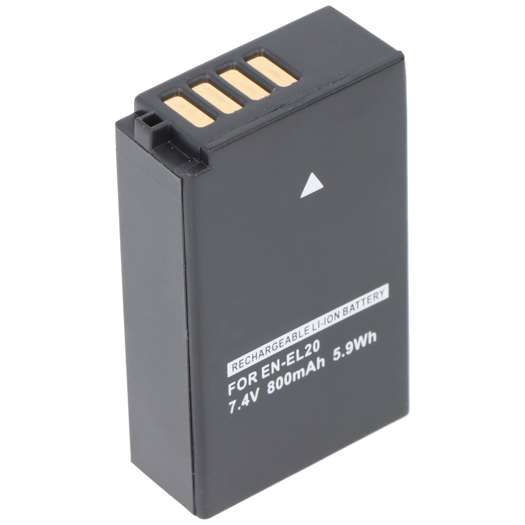 Schwarze wiederaufladbare Lithium-Ionen-Kamerabatterie mit Kennzeichnung EN-EL20, 7,4V 800mAh, 5,9Wh, auf weißem Hintergrund dargestellt.