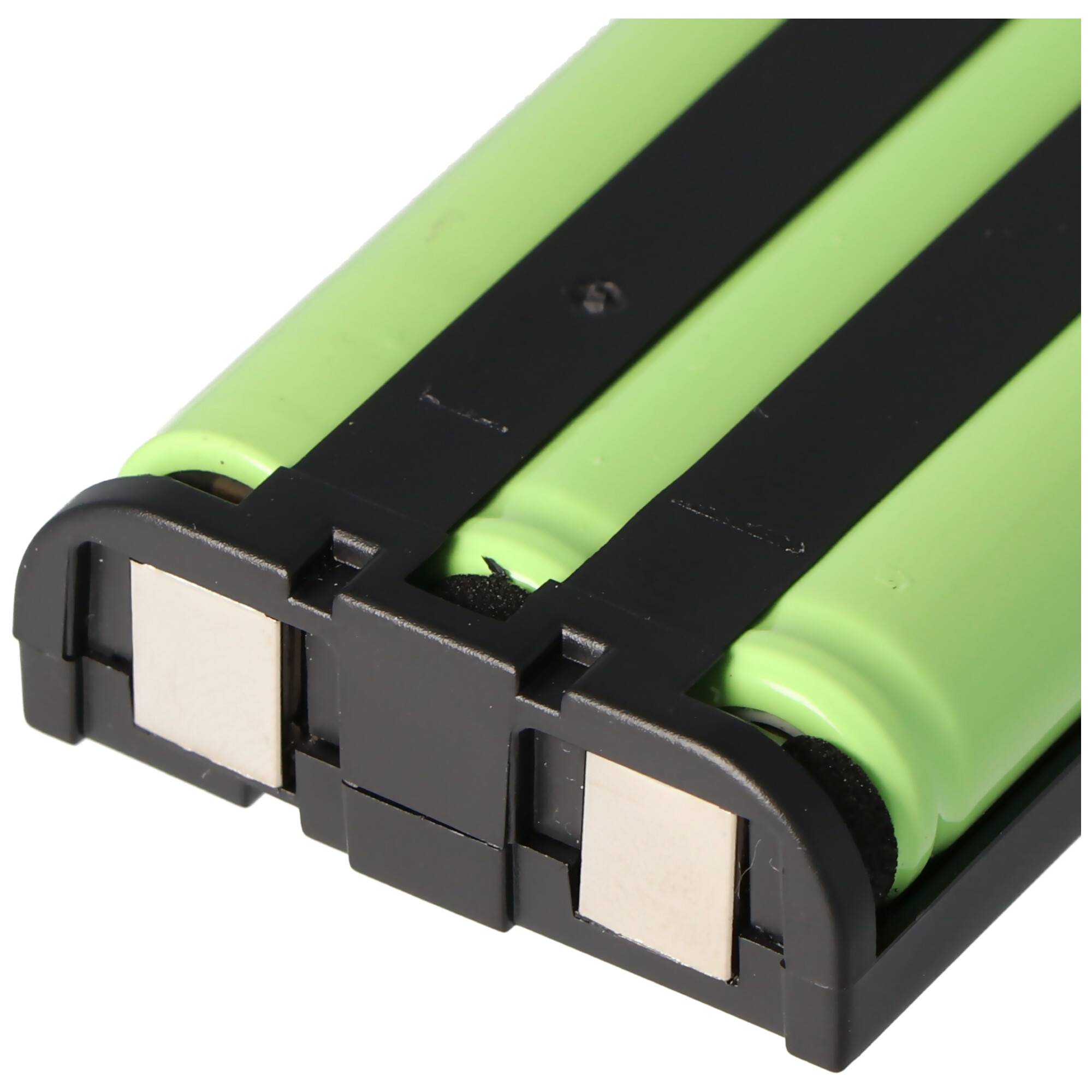 Nahaufnahme eines wiederaufladbaren Batteriepakets mit drei grünen zylindrischen Zellen in einer schwarzen Halterung, die Metallsteckerkontakte zeigt.