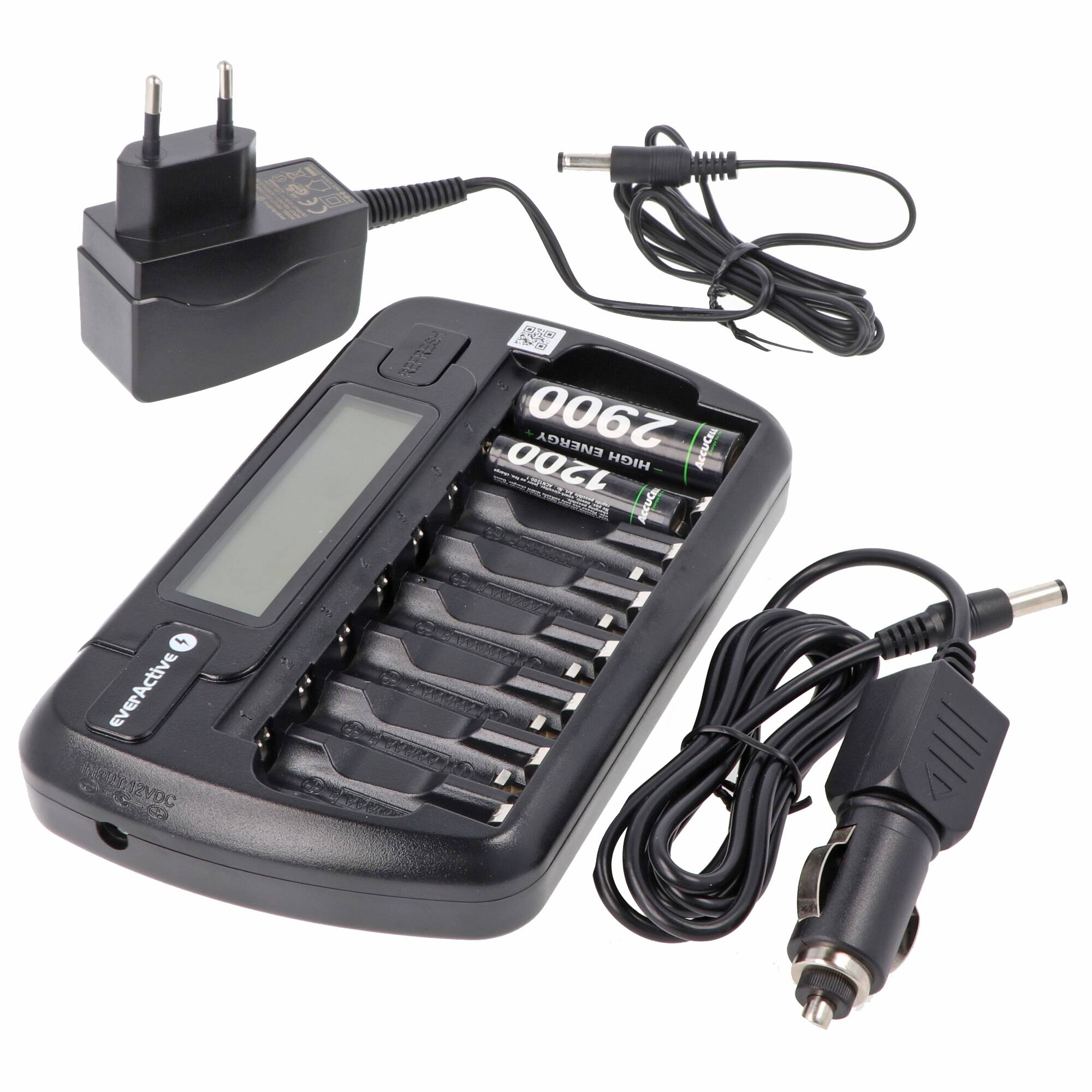 Schwarzes 8-Schacht-Ladegerät mit LCD-Display, zwei AA-Batterien eingelegt, Netzteil und Autoladeadektor enthalten.