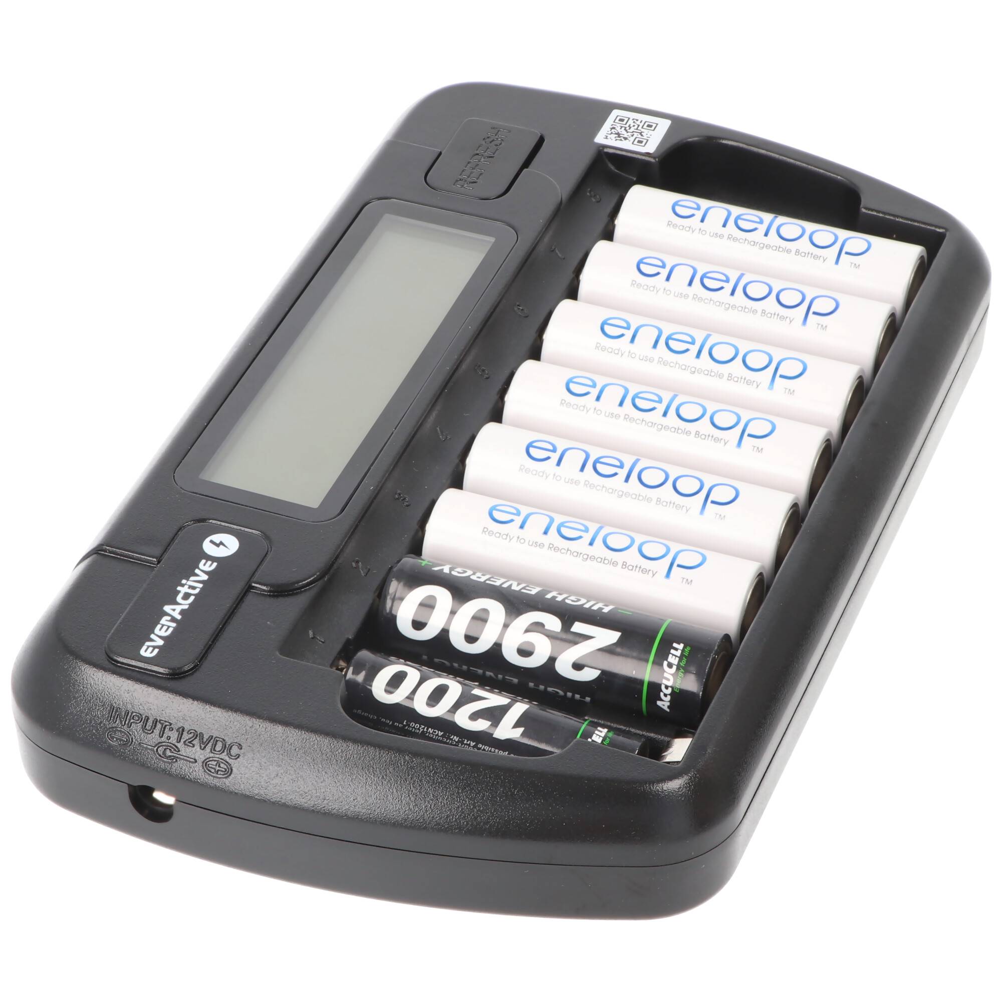 Batterieladegerät mit LCD-Display, das sechs AA-Akkus aufnehmen kann, wobei zwei Plätze vorne durch größere Batterien belegt sind.