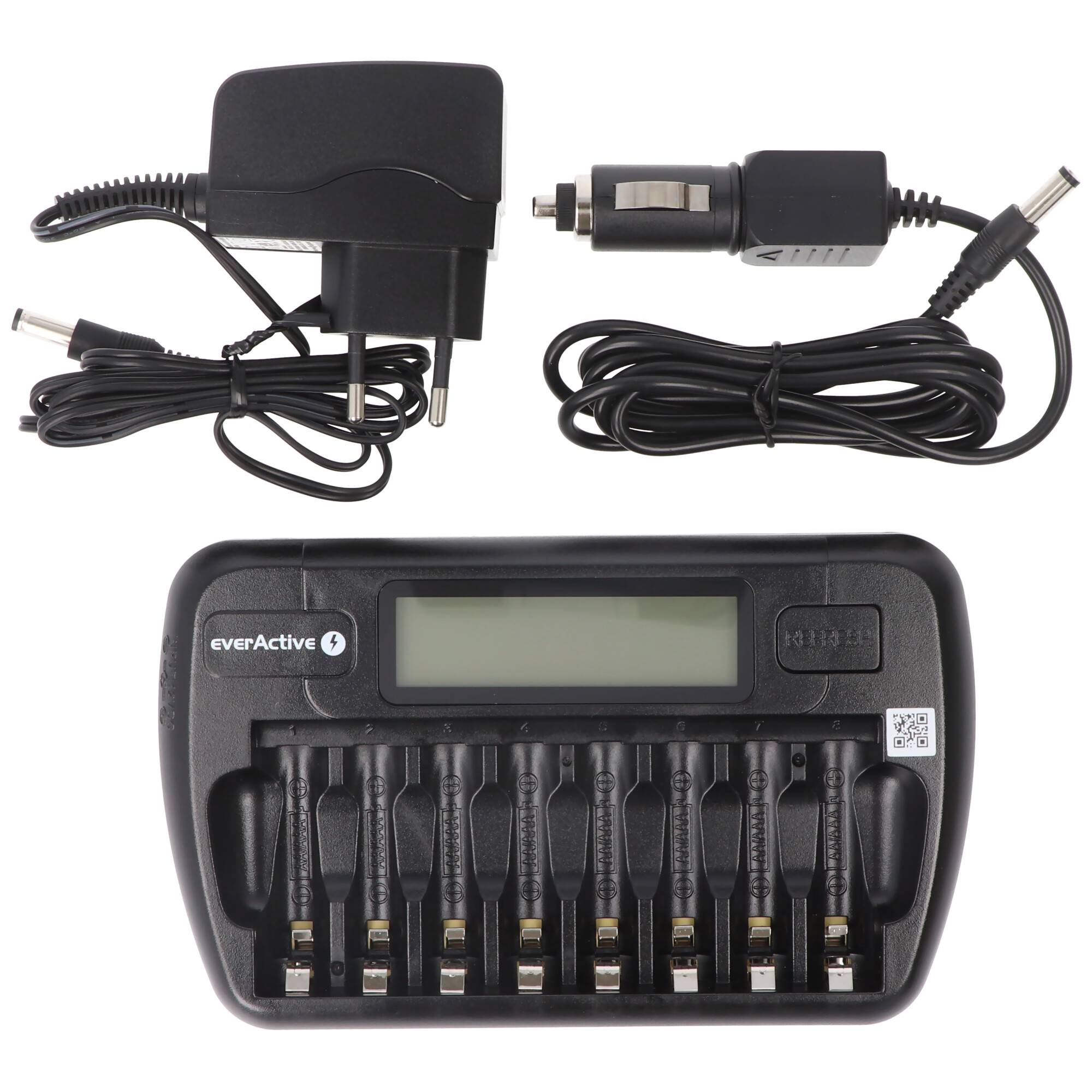Batterieladegerät mit LCD-Display und acht Steckplätzen für wiederaufladbare Batterien, abgebildet mit Stromadaptern und Kabeln.