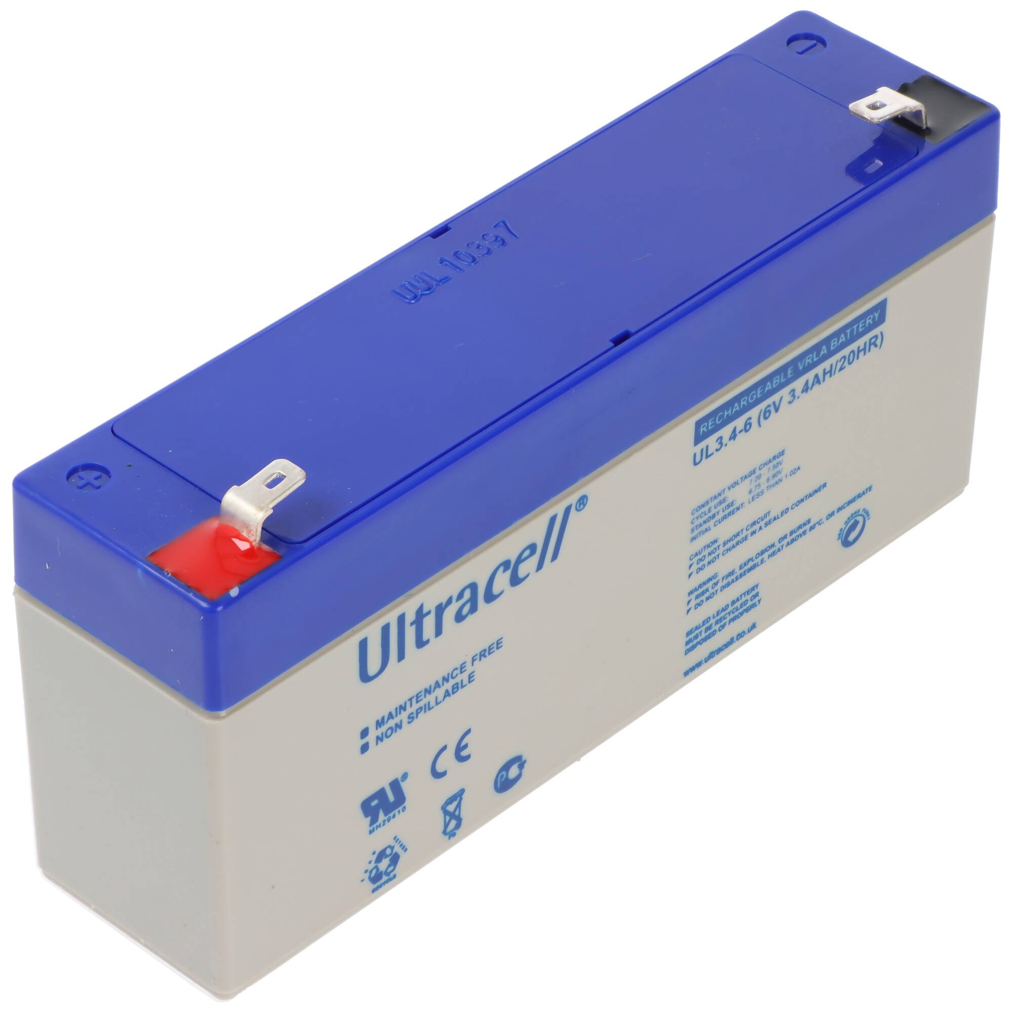 Blau-graue Ultracell-Bleigelbatterie mit Metallklemmen oben, isoliert auf weißem Hintergrund dargestellt.