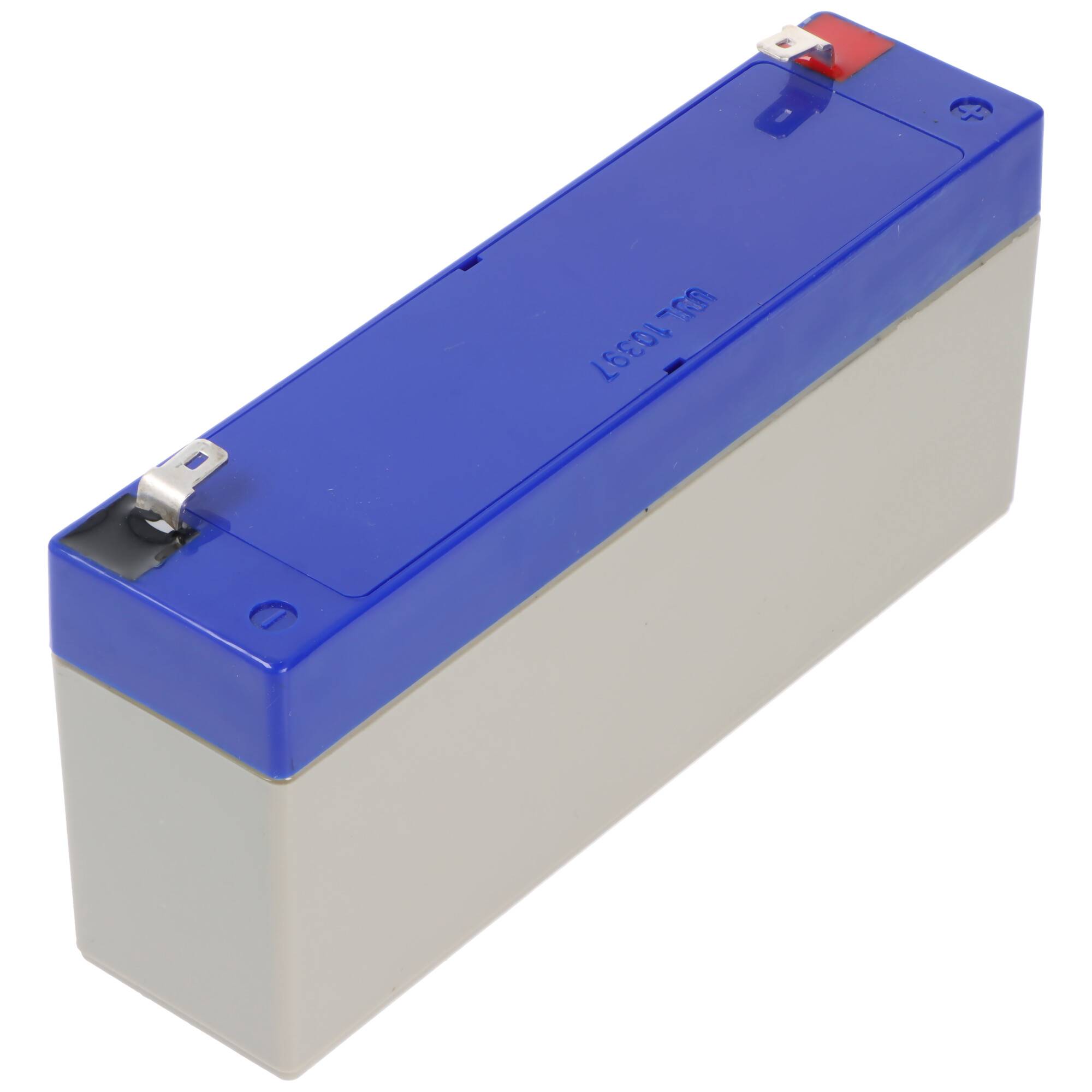 Rechteckige wiederaufladbare Batterie mit blauer Oberseite und grauem Gehäuse, isoliert auf weißem Hintergrund dargestellt.