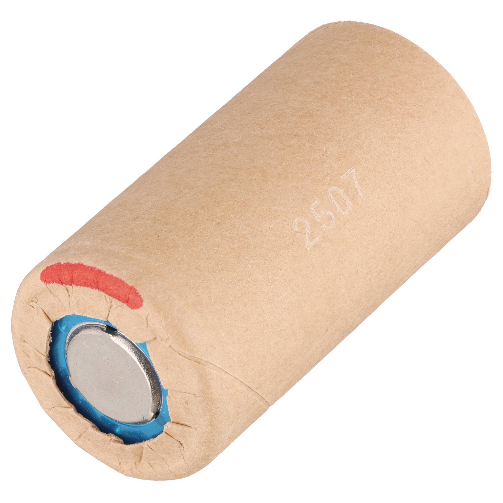 Papierumwickelte Batteriezelle mit freiliegendem Metallanschluss und roter Markierung, auf weißem Hintergrund dargestellt.