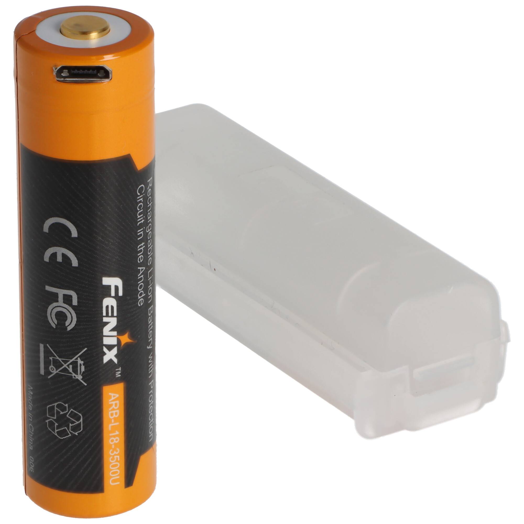 Orange-schwarze Fenix aufladbare Batterie neben einem durchsichtigen Kunststoffbatteriegehäuse auf weißem Hintergrund.