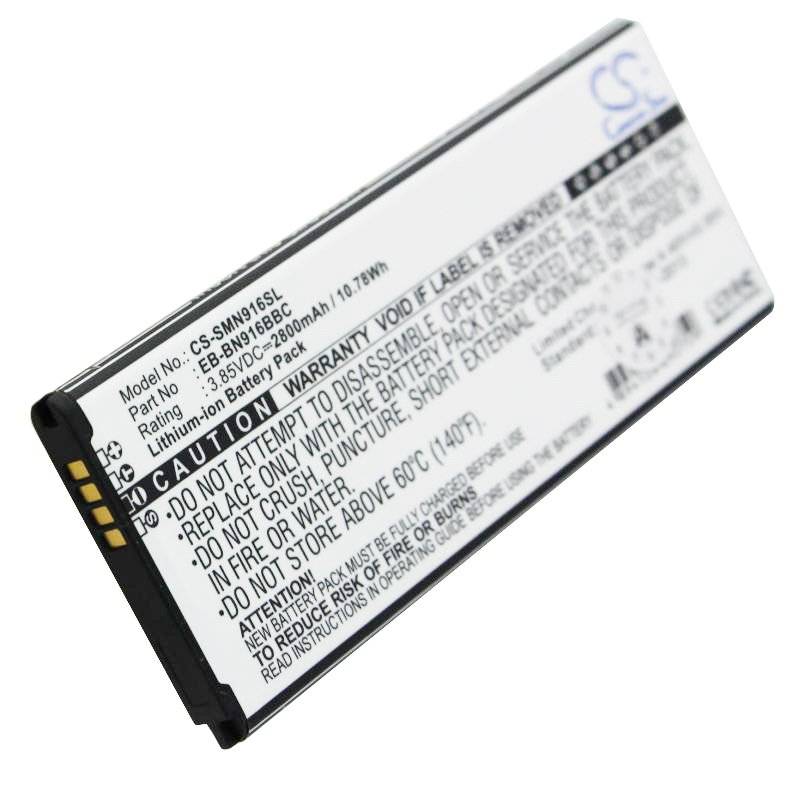 Lithium-Ionen-Batteriepack mit Warnschild und Kontaktklemmen, isoliert auf weißem Hintergrund dargestellt.