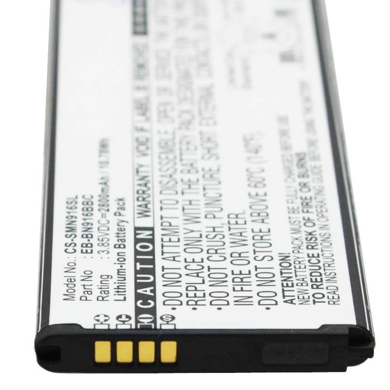 Nahaufnahme eines Lithium-Ionen-Akkupacks mit sichtbarem Warnschild und vergoldeten Kontaktterminals.