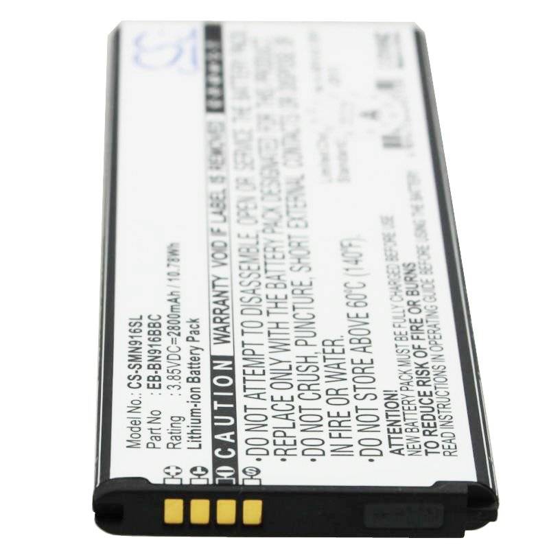 Lithium-Ionen-Batteriepack mit Etikett, das Modell und Sicherheitswarnungen zeigt, von vorne auf weißem Hintergrund betrachtet.