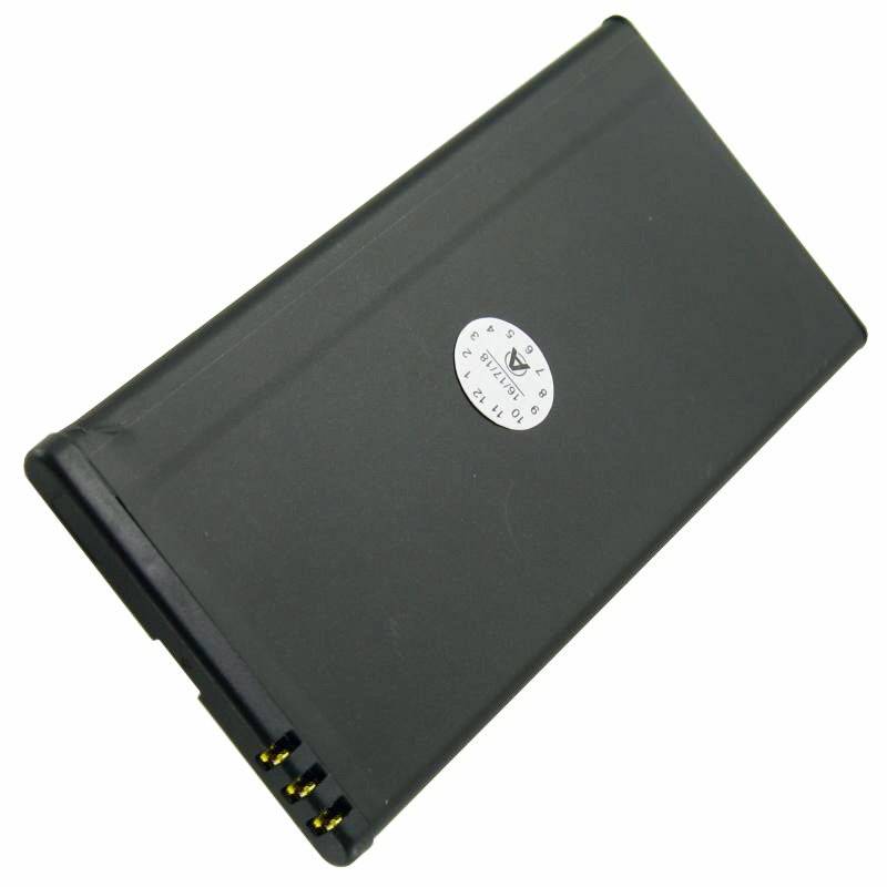 Schwarzes rechteckiges Batteriepacks mit kleinem rundem Etikett und freigelegten Anschlüssen an einem Ende.