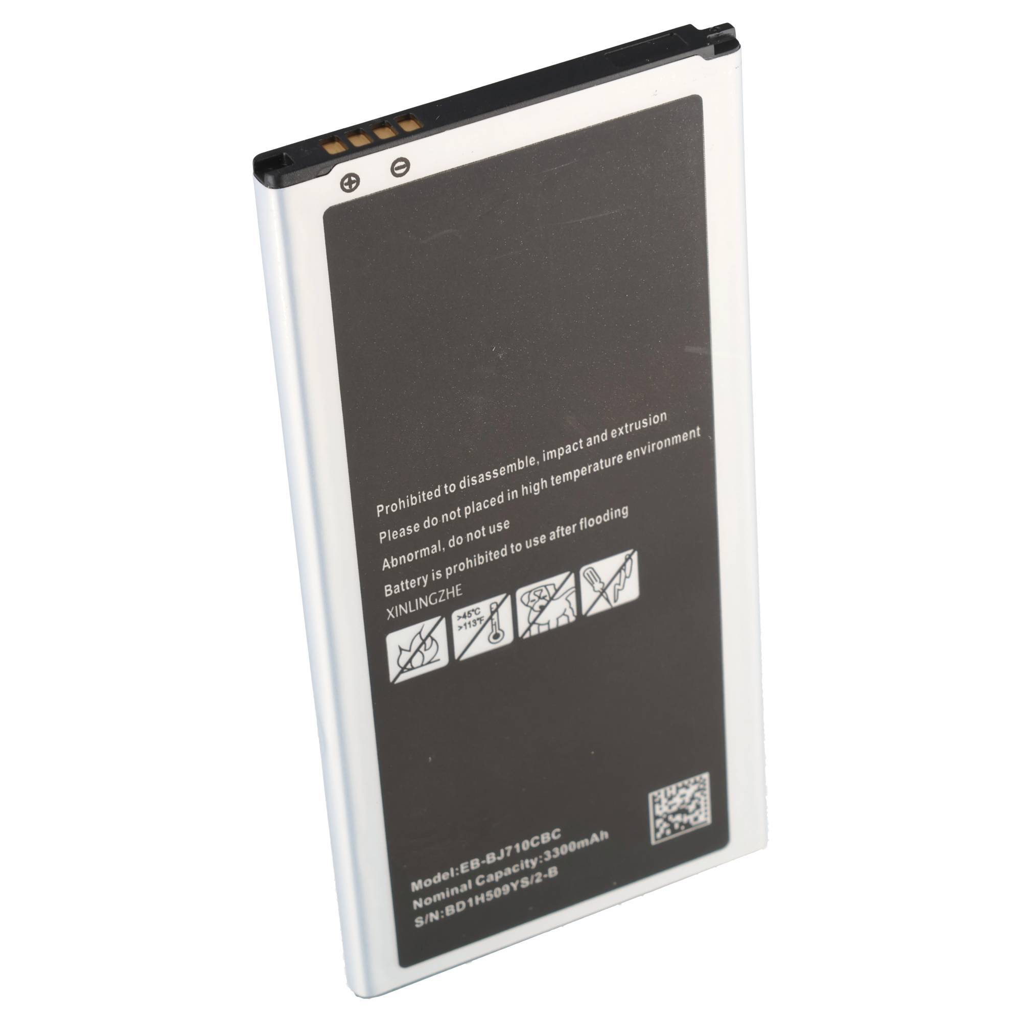 Silbergraue Smartphone-Batterie mit Warntext, Sicherheitssymbolen und QR-Code auf dem Etikett.