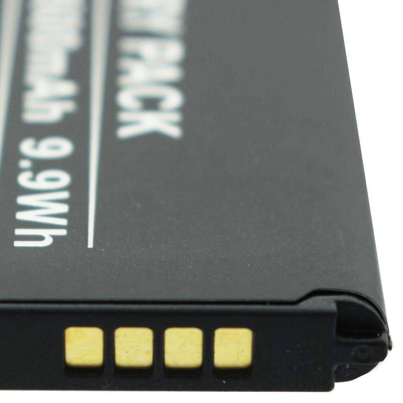 Nahaufnahme eines schwarzen wiederaufladbaren Batteriepakets mit vier goldenen Kontaktterminals und teilweise sichtbarem Etiketttext „9,9Wh