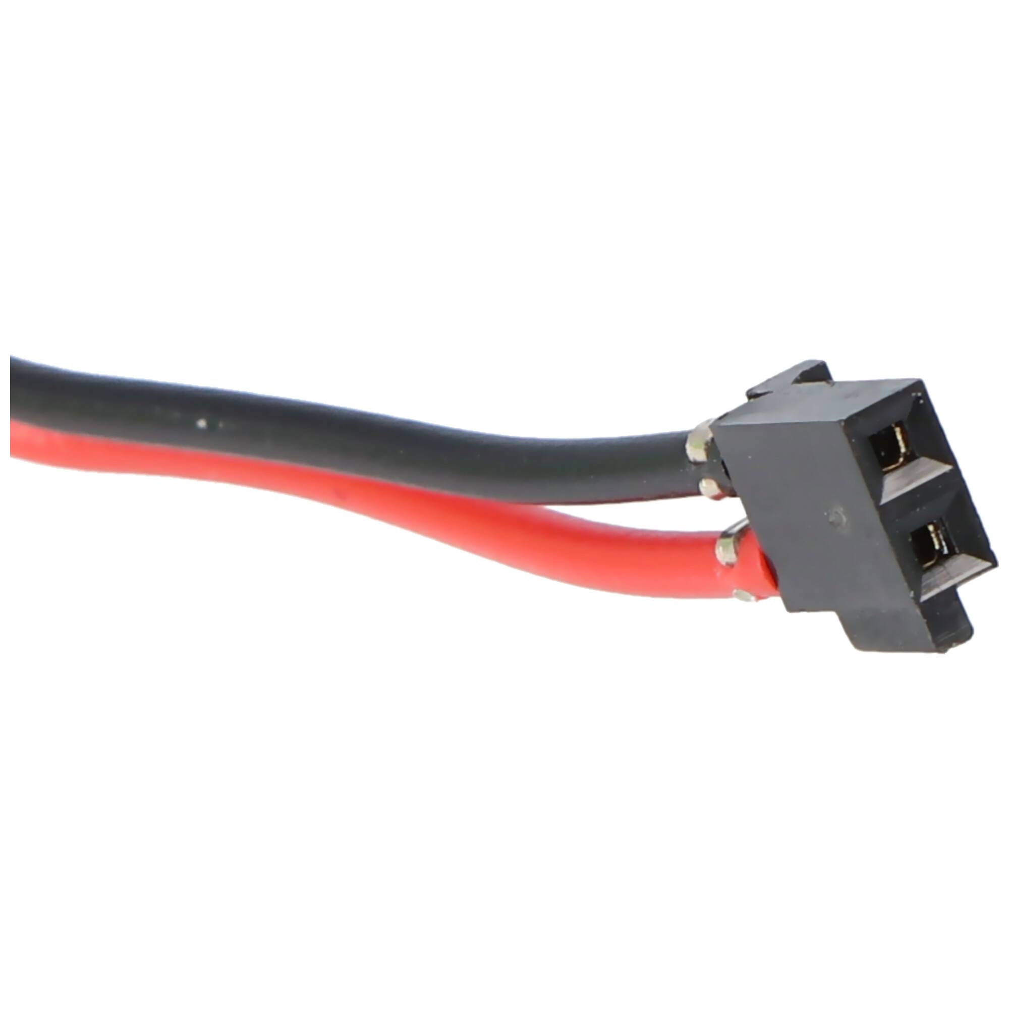 Schwarze und rote Elektrokabel, die mit einem zweipoligen schwarzen Kunststoffverbinderstecker auf weißem Hintergrund verbunden sind.