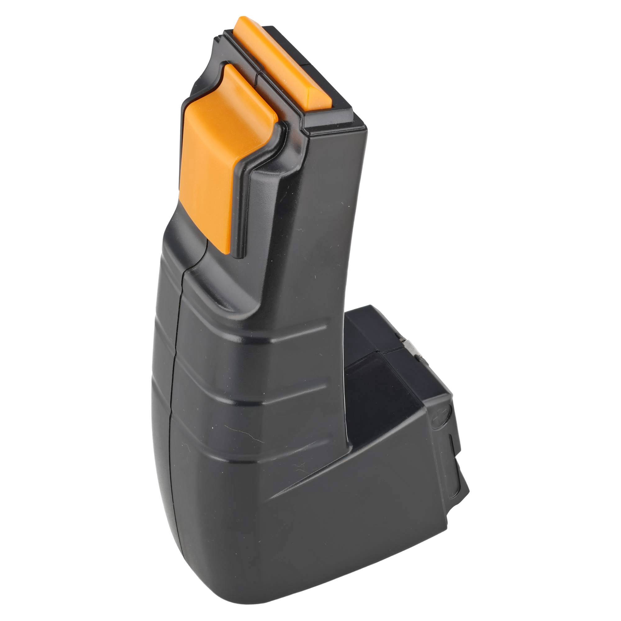 Schwarzes und orangefarbenes Waffenmagazin, isoliert auf weißem Hintergrund dargestellt.