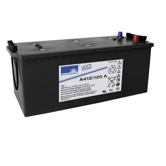 Schwarze 12V-Batterie mit roten und blauen Polklemmen und einem Etikett mit der Aufschrift „A412/120 A