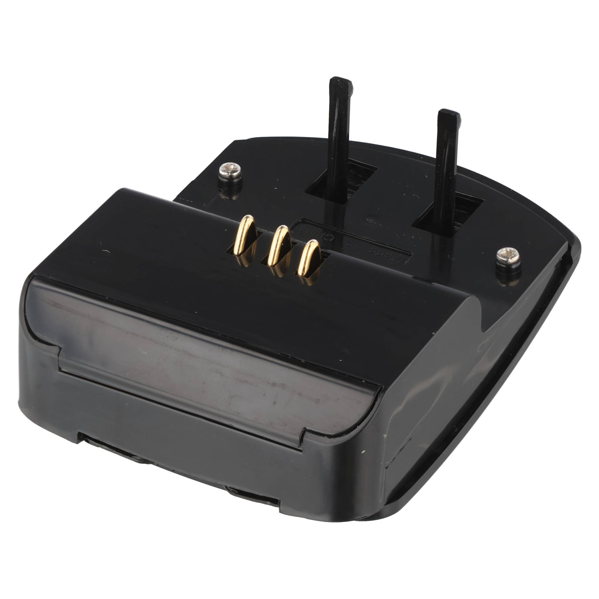 Schwarzer Elektrostecker-Adapter mit zwei Stiften und drei Metallkontakten, dargestellt auf weißem Hintergrund.