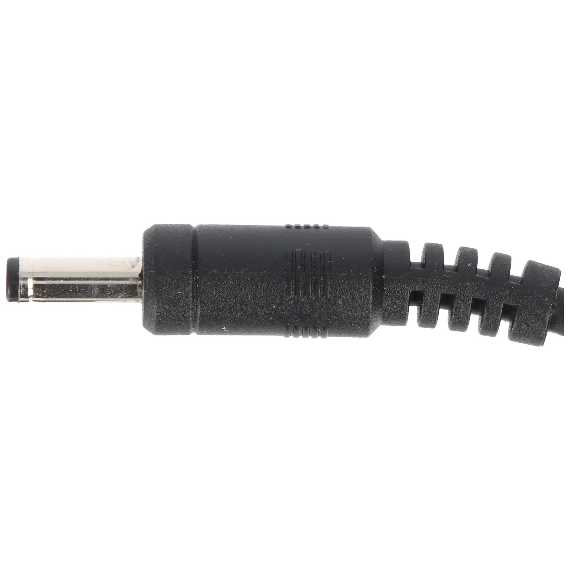 Schwarzer Gleichstrom-Hohlstecker mit angeschlossenem Kabel auf weißem Hintergrund.