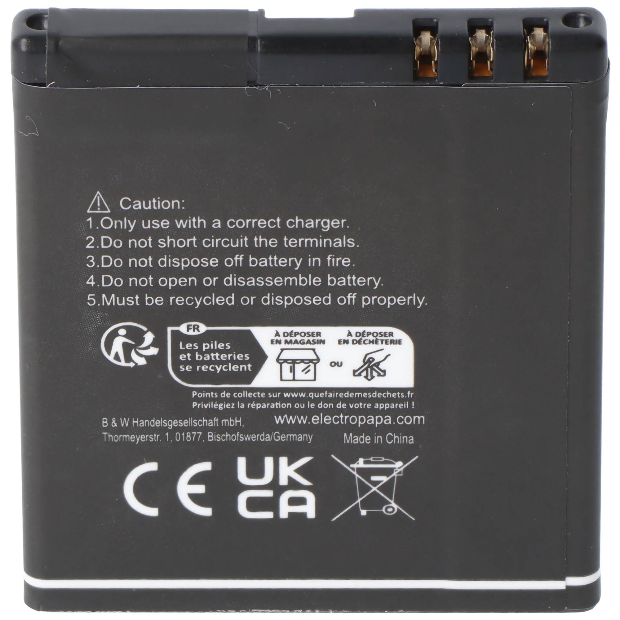 Schwarzer wiederaufladbarer Batteriepack mit Warnkennzeichnungen, Recycling-Symbolen, CE- und UKCA-Zeichen sowie drei freiliegenden Anschlüssen oben.