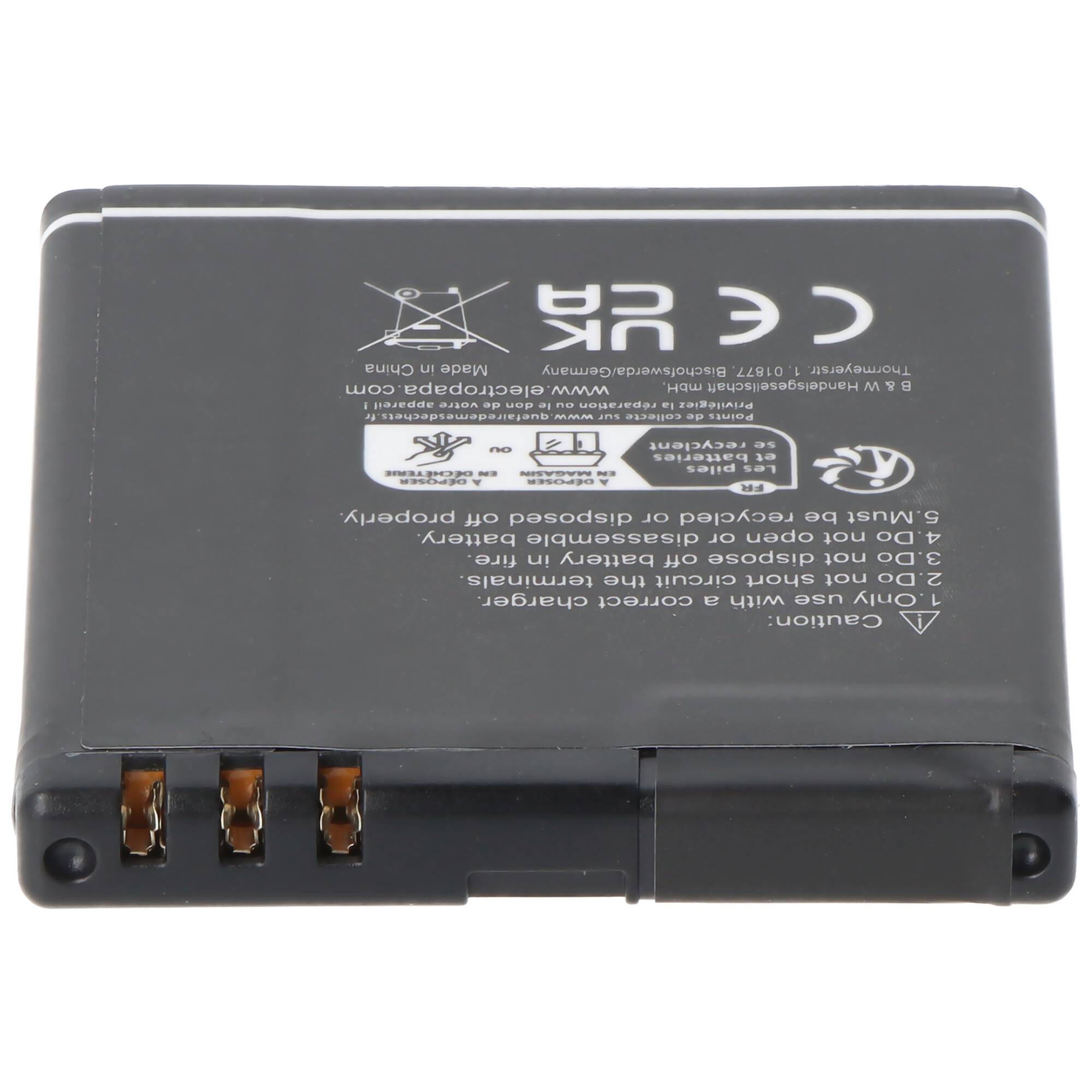 Schwarzes wiederaufladbares Batteriepack mit Warntext und drei sichtbaren Metallklemmen an einem Ende.
