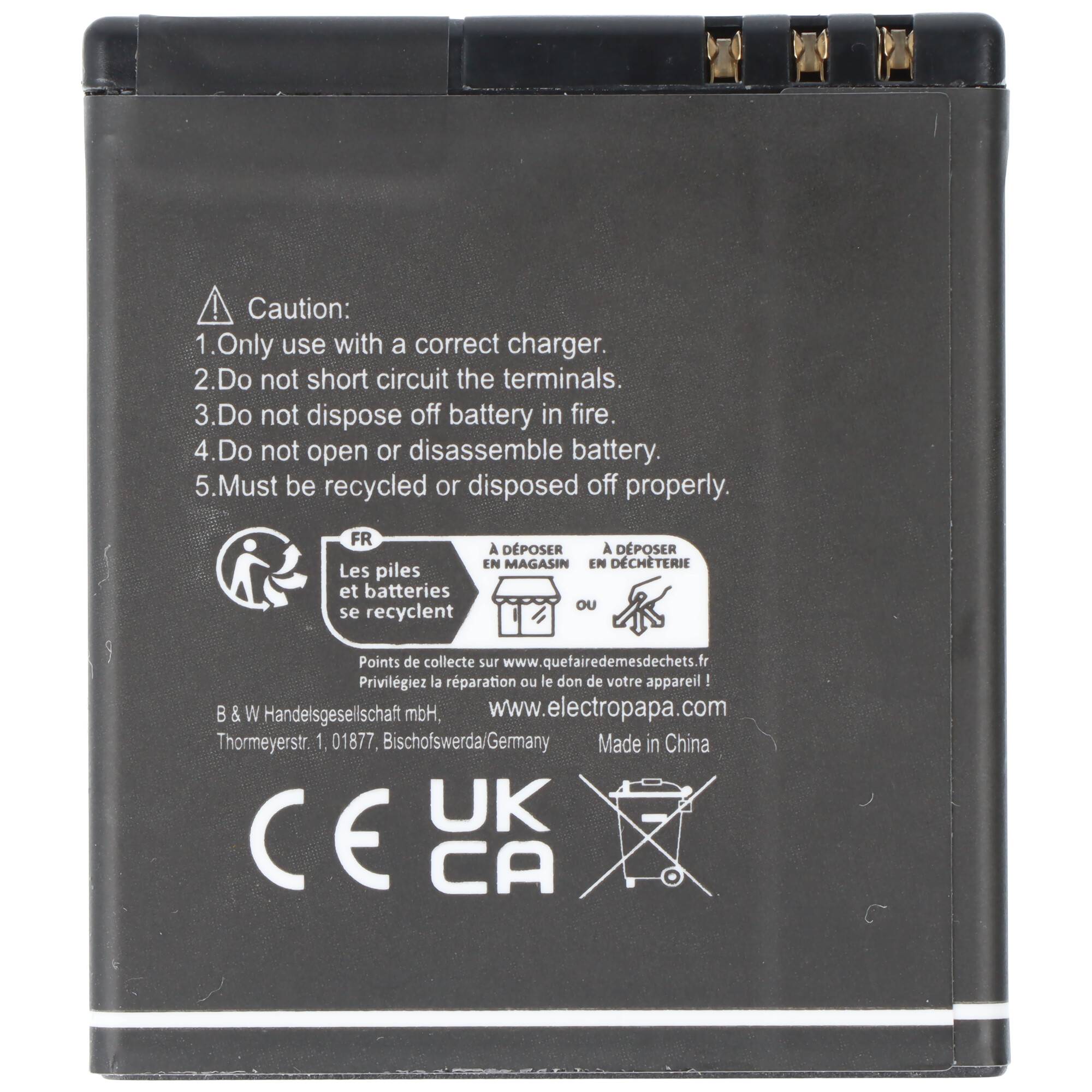Schwarzes wiederaufladbares Batteriepaket mit Sicherheitswarnungen, Recycling-Symbolen, CE- und UKCA-Kennzeichen sowie Ladeanschlüssen oben.